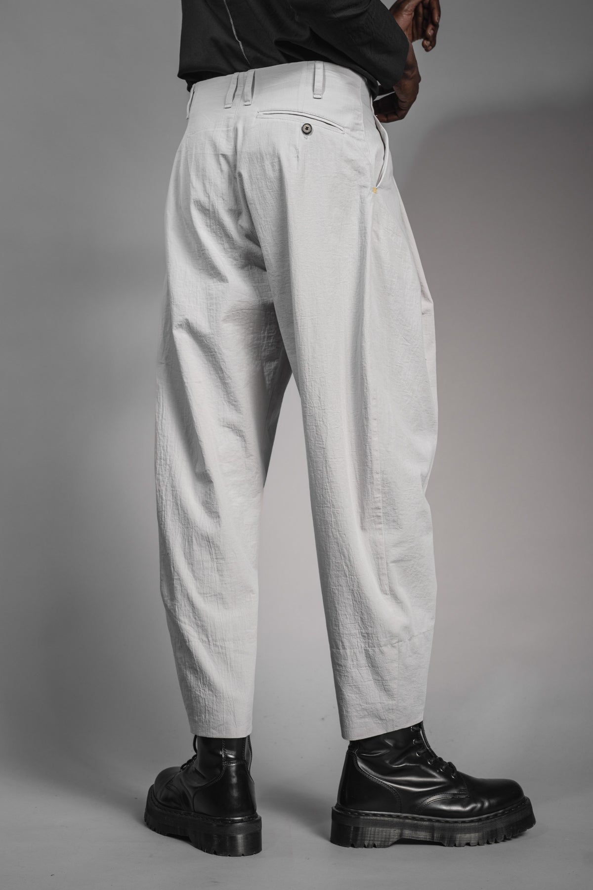 eigensinnig wien | Chiavacci | Weite, weiße Designer-Sommerhose mit Bundfalten aus japanischer Baumwolle