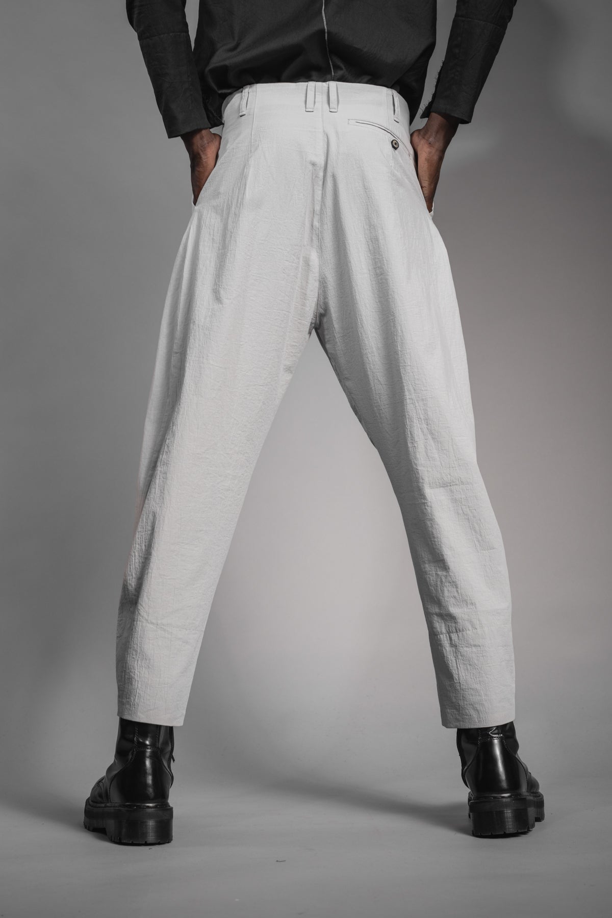 eigensinnig wien | Chiavacci | Weite, weiße Designer-Sommerhose mit Bundfalten aus japanischer Baumwolle