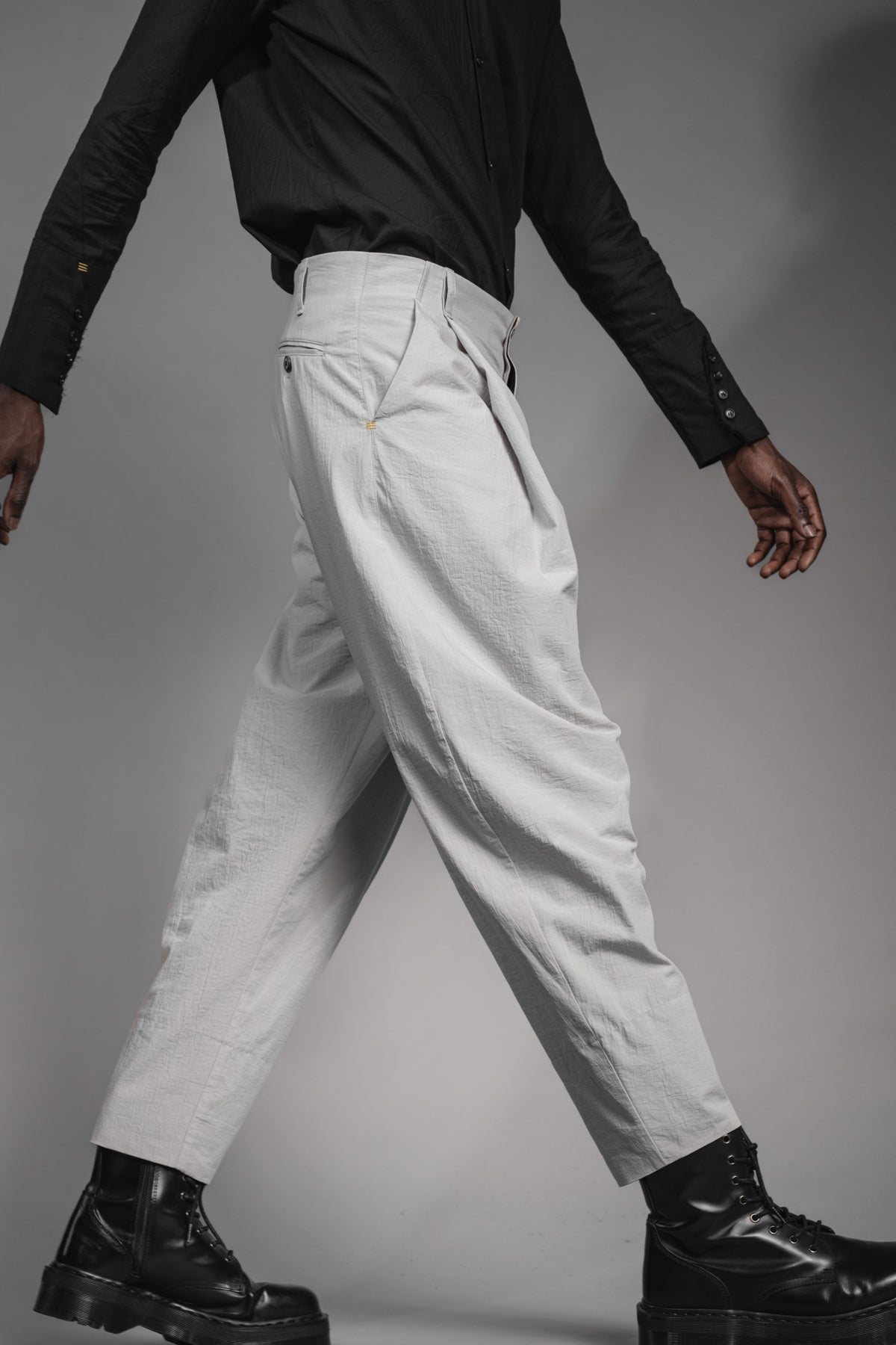 eigensinnig wien | Chiavacci | Weite, weiße Designer-Sommerhose mit Bundfalten aus japanischer Baumwolle