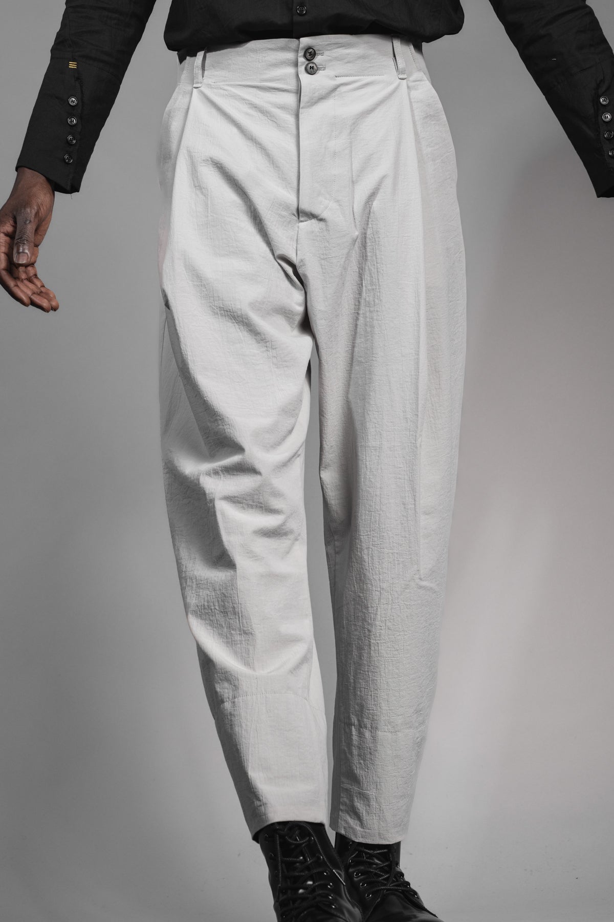 eigensinnig wien | Chiavacci | Weite, weiße Designer-Sommerhose mit Bundfalten aus japanischer Baumwolle