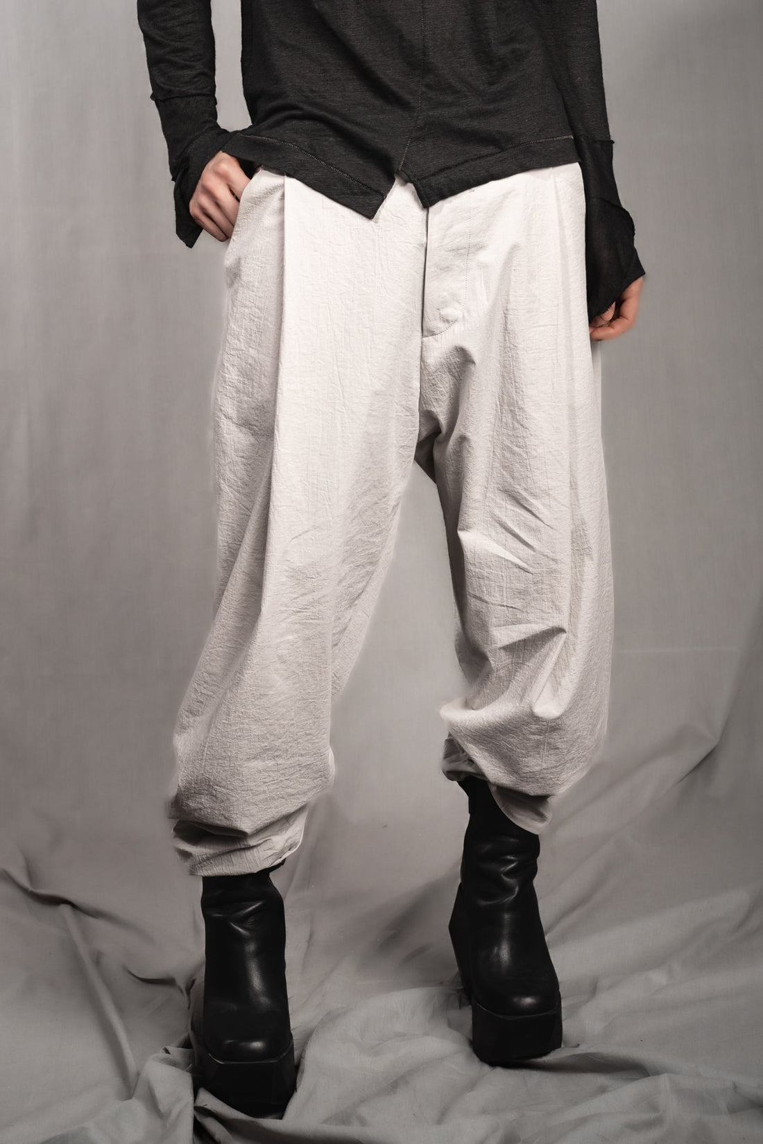 eigensinnig wien | Chiavacci | Weite, weiße Designer-Sommerhose mit Bundfalten aus japanischer Baumwolle