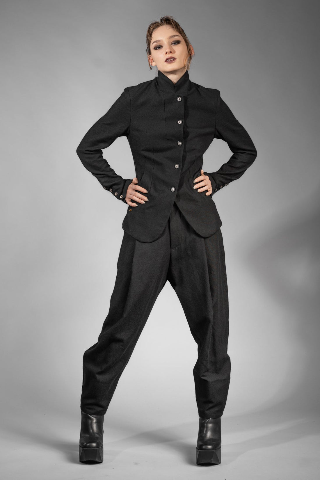 eigensinnig wien | ChiCar | Schwarzer Designer Damen-Woll-Anzug mit Baggy Hose