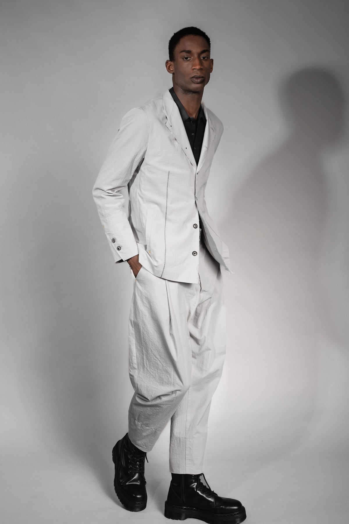 eigensinnig wien | ChiMis | Weißer Sommeranzug für Herren aus leichter japanischer Baumwolle