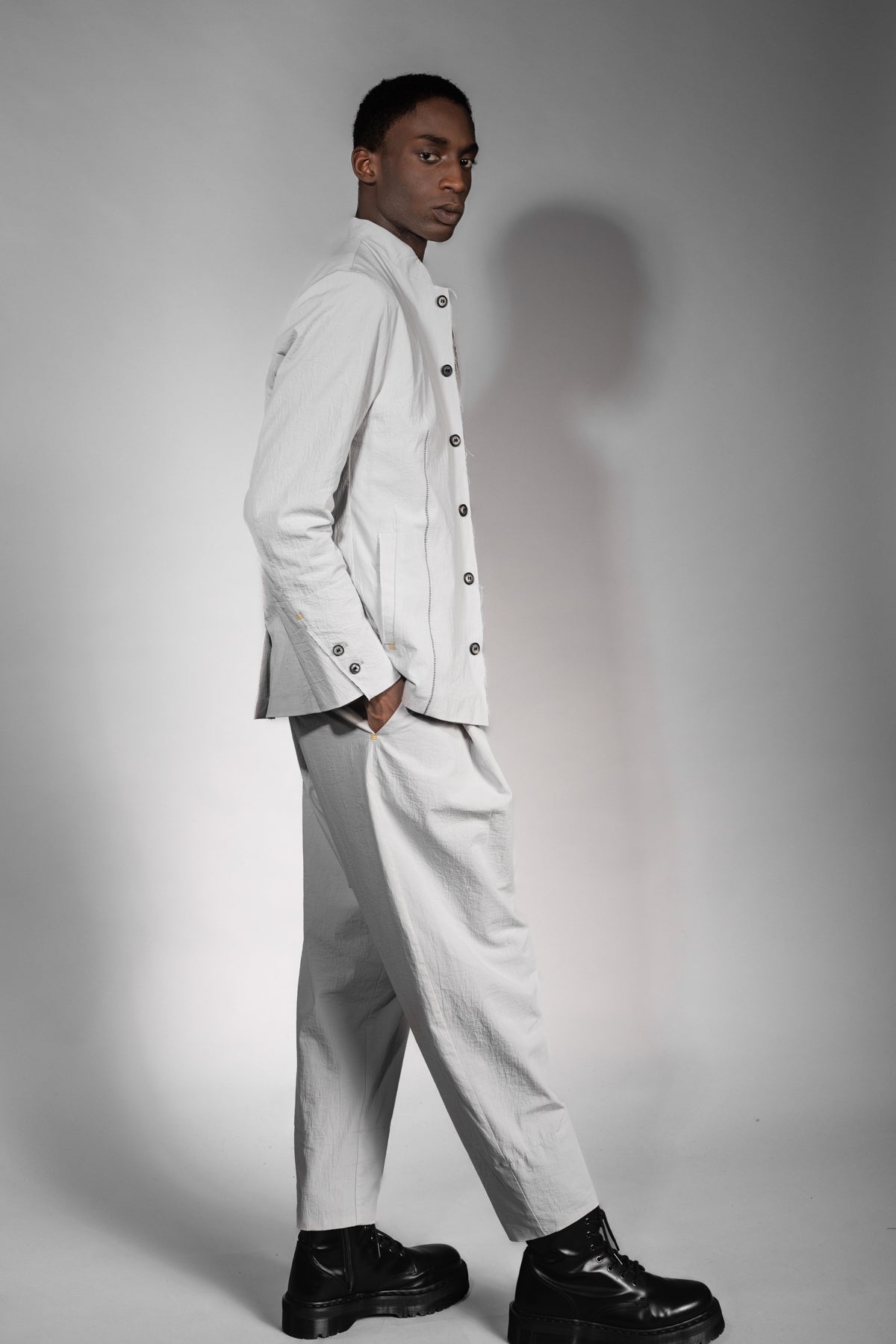 eigensinnig wien | ChiMis | Weißer Sommeranzug für Herren aus leichter japanischer Baumwolle