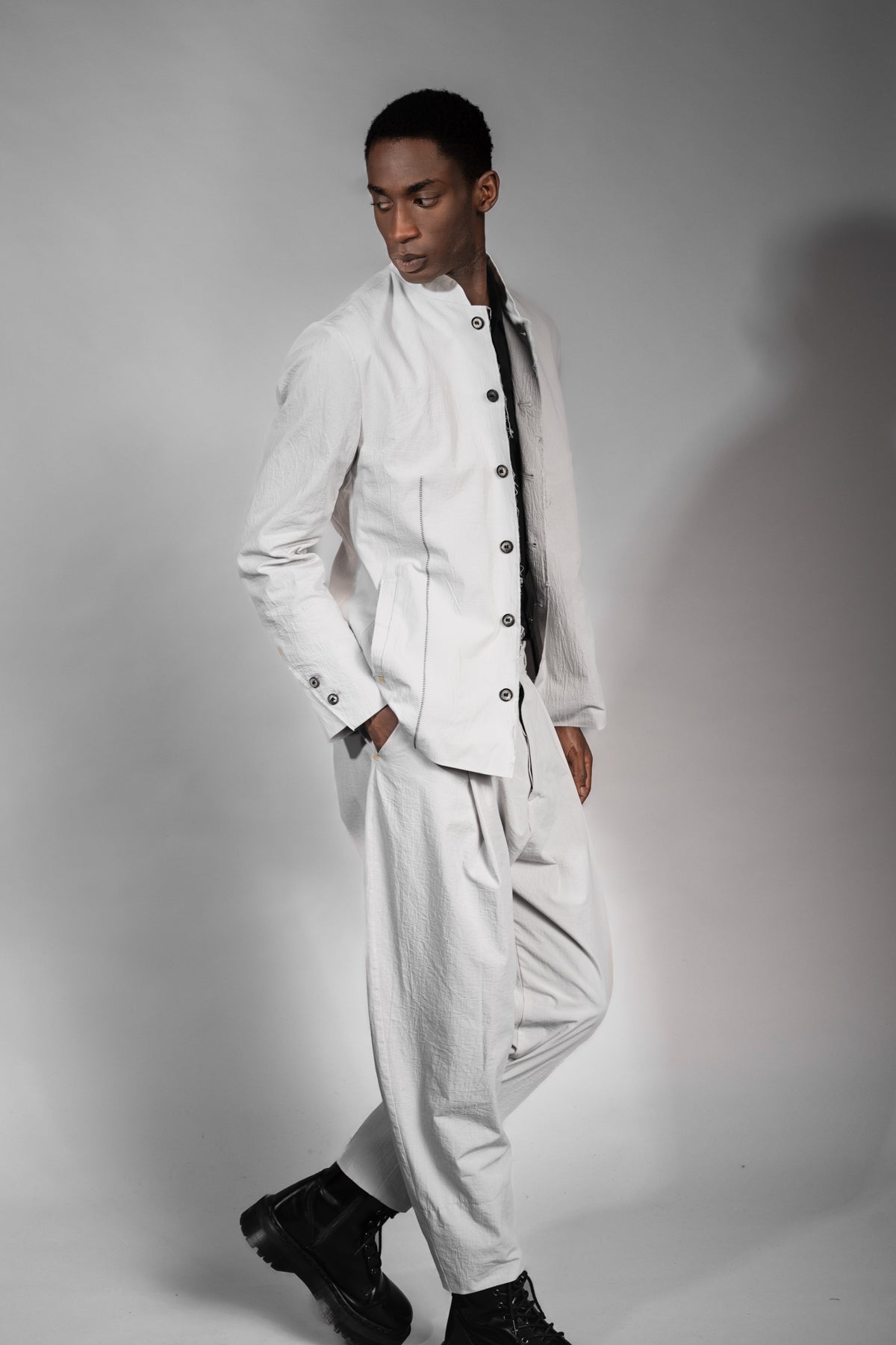 eigensinnig wien | ChiMis | Weißer Sommeranzug für Herren aus leichter japanischer Baumwolle