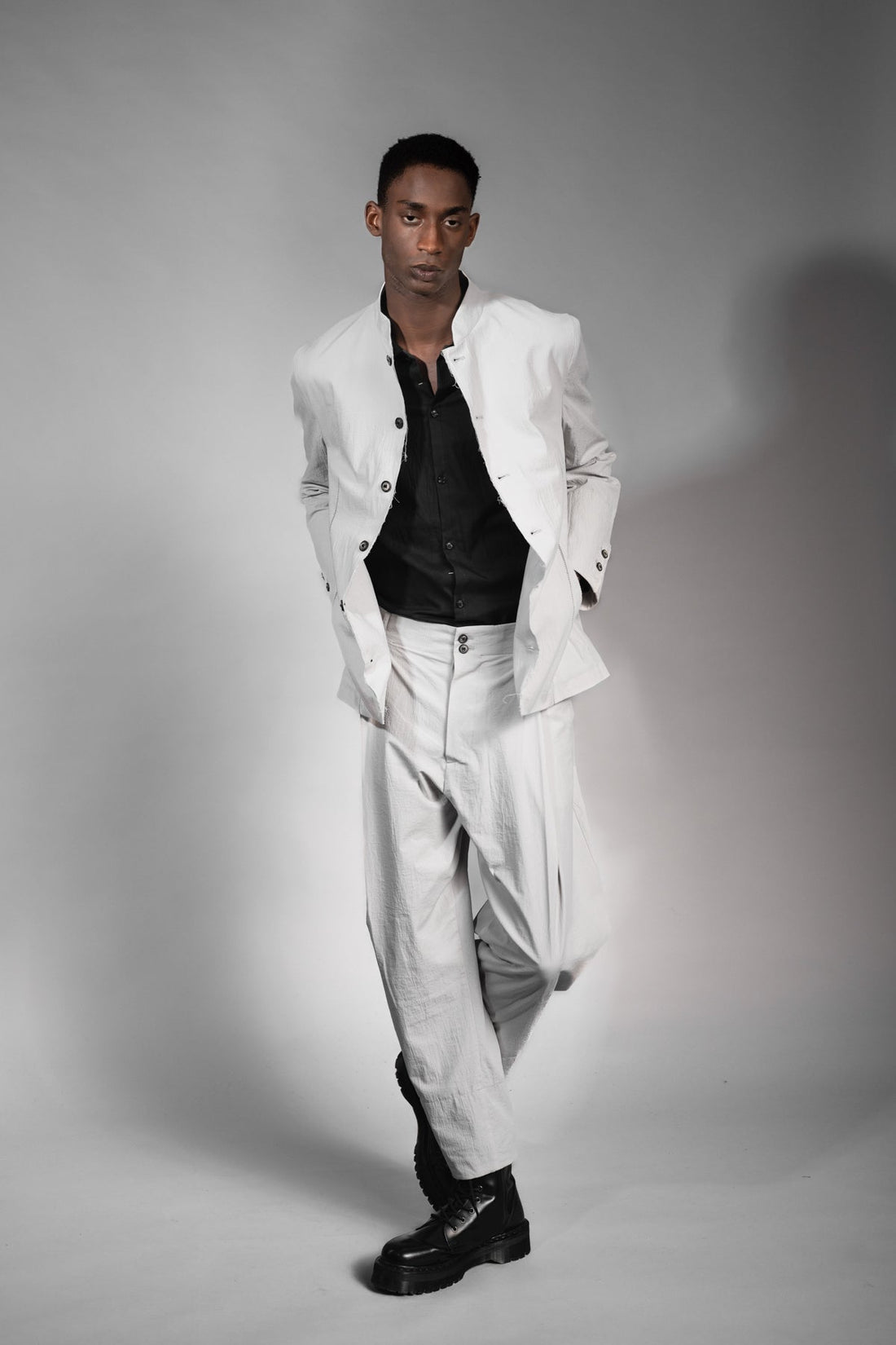 eigensinnig wien | ChiMis | Weißer Sommeranzug für Herren aus leichter japanischer Baumwolle