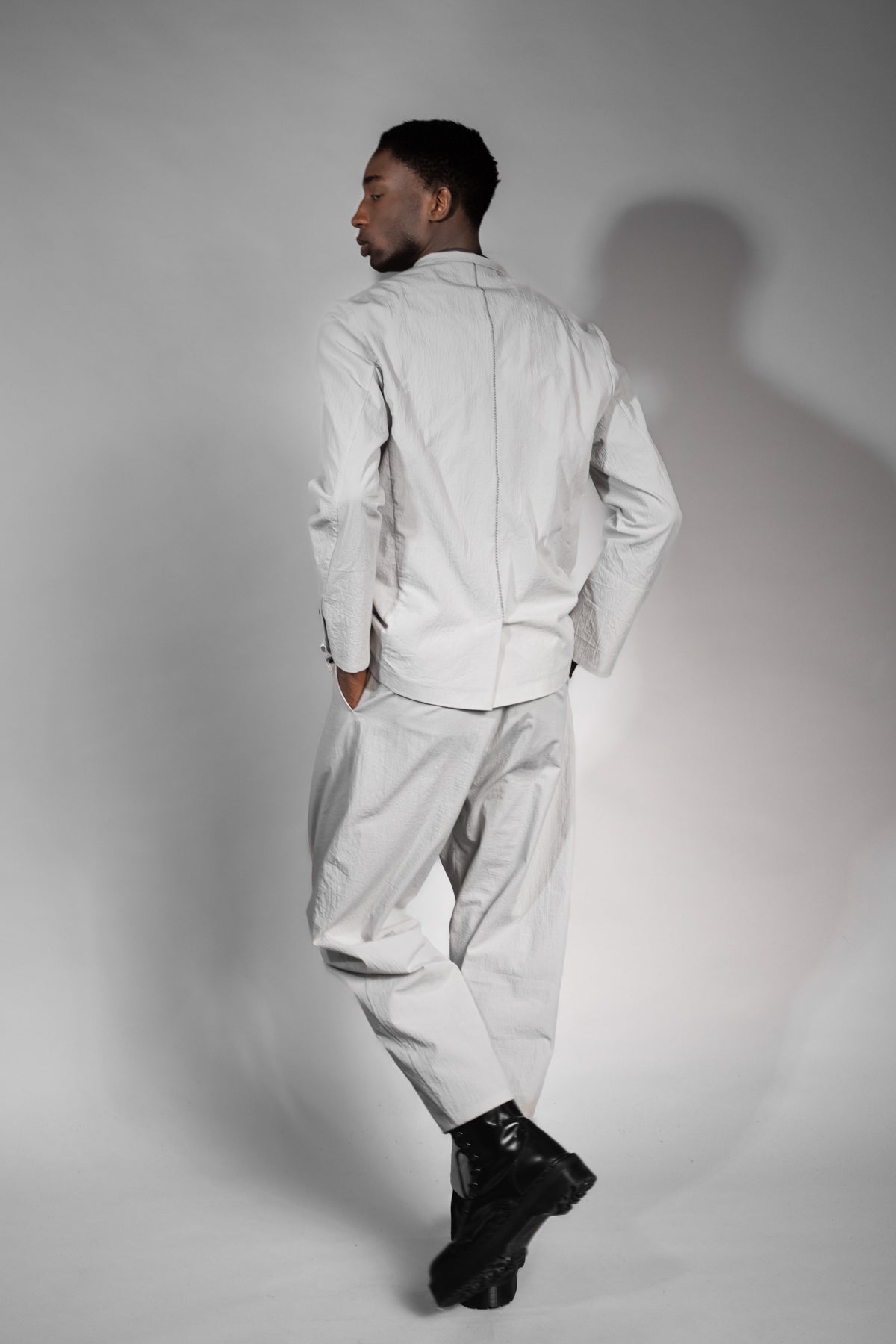 eigensinnig wien | ChiMis | Weißer Sommeranzug für Herren aus leichter japanischer Baumwolle