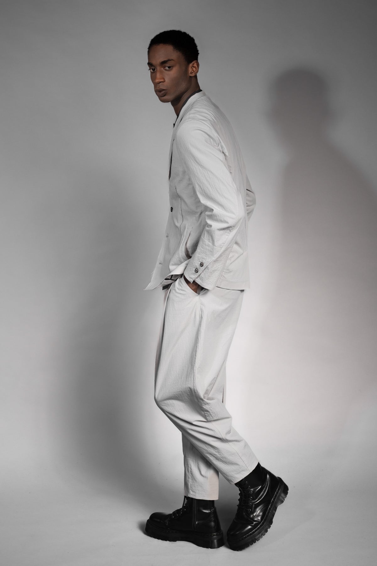 eigensinnig wien | ChiMis | Weißer Sommeranzug für Herren aus leichter japanischer Baumwolle