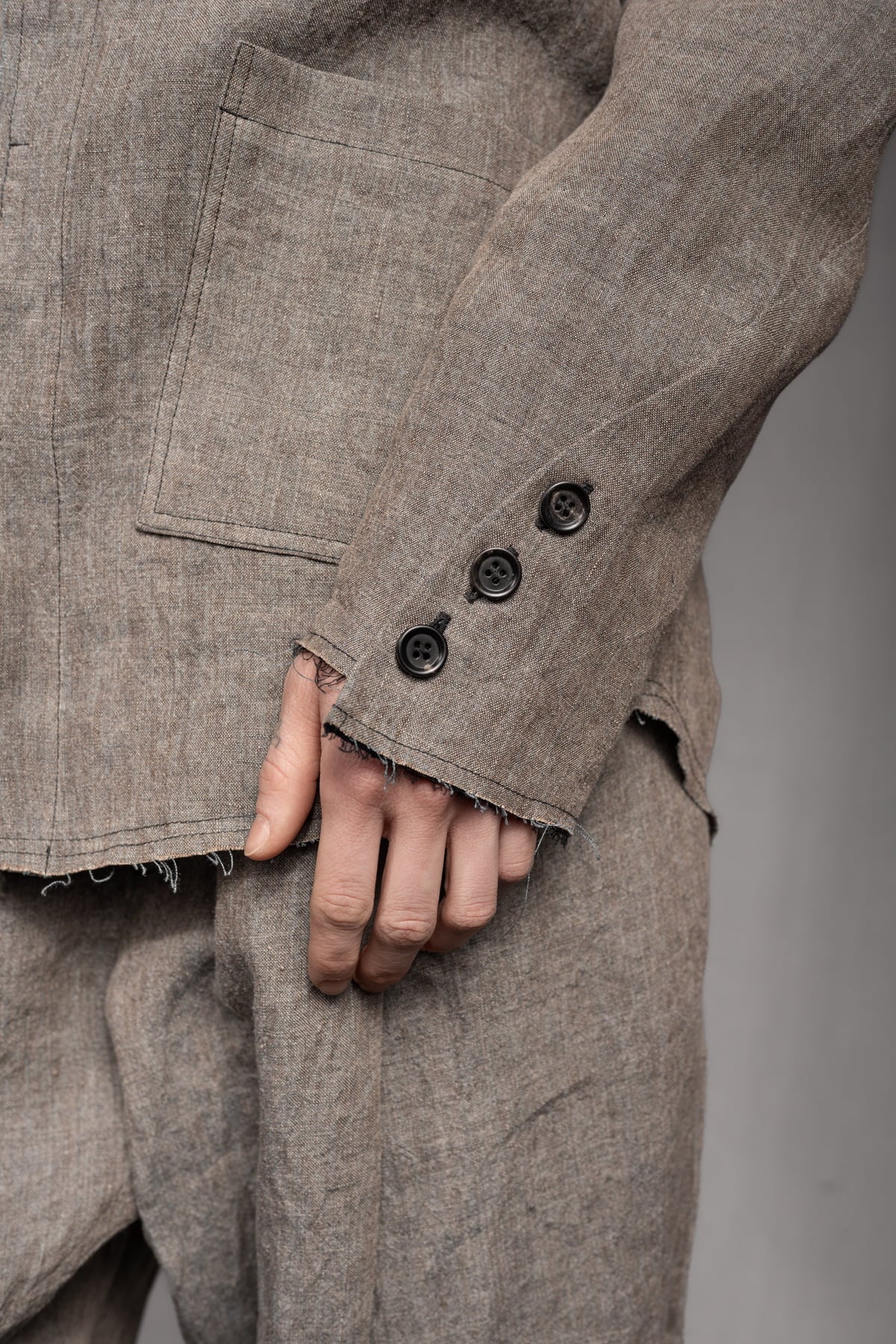 eigensinnig wien | ChiTho | Progressiver Leinen-Zweiteiler mit Overshirt und Drop Crotch Pants