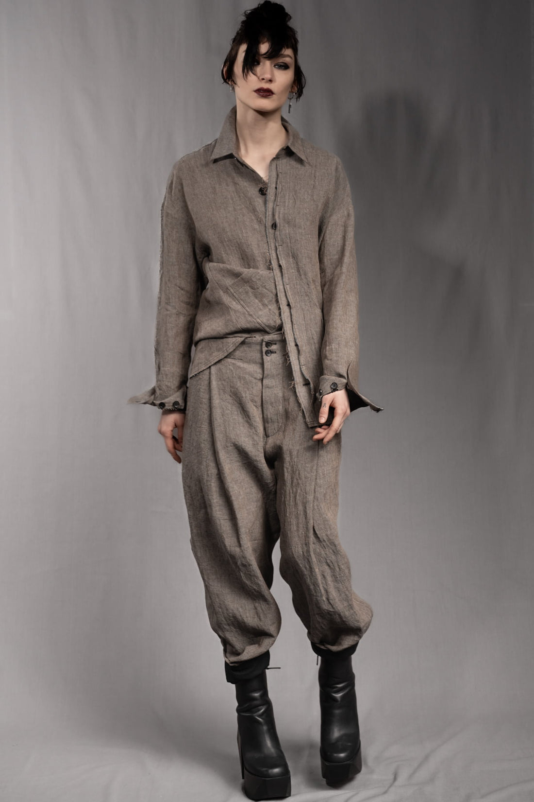 eigensinnig wien | ChiTho | Progressiver Leinen-Zweiteiler mit Overshirt und Drop Crotch Pants