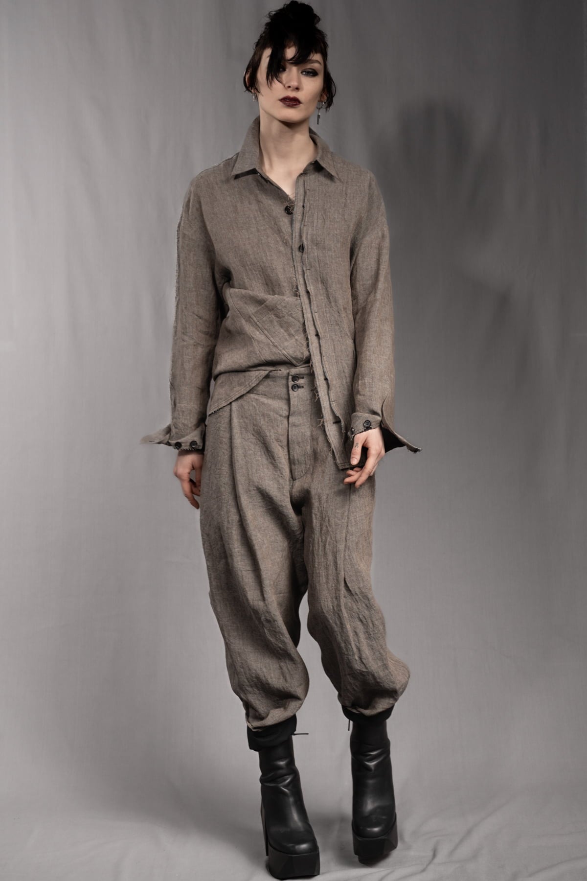 eigensinnig wien | ChiTho | Progressiver Leinen-Zweiteiler mit Overshirt und Drop Crotch Pants