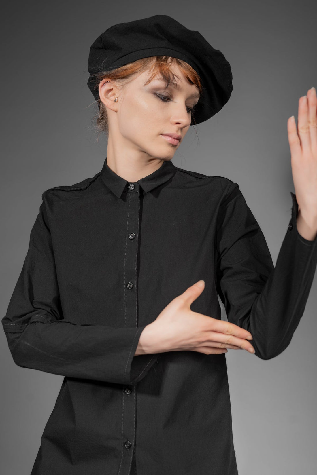 eigensinnig wien | Chomsky | Extravagante, schwarze Hemdbluse für Damen aus japanischer Baumwolle