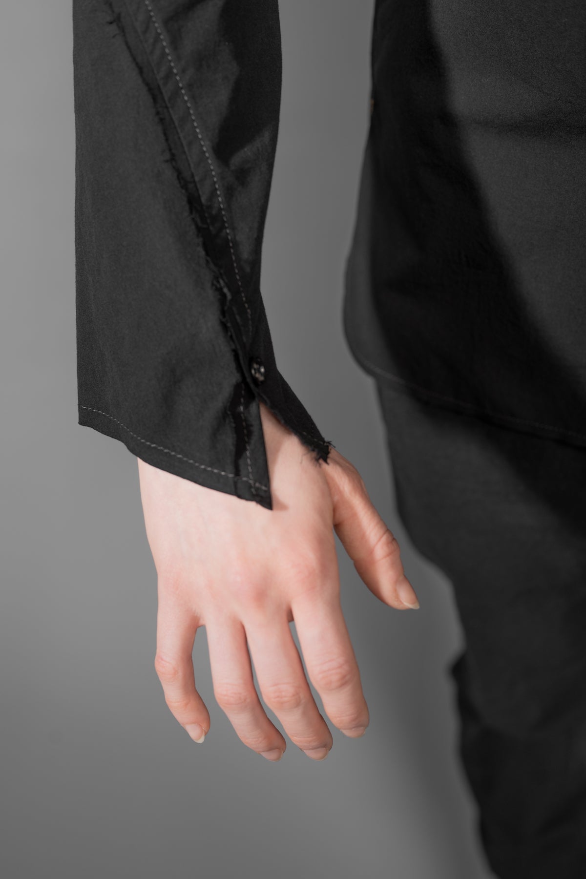 eigensinnig wien | Chomsky | Extravagante, schwarze Hemdbluse für Damen aus japanischer Baumwolle