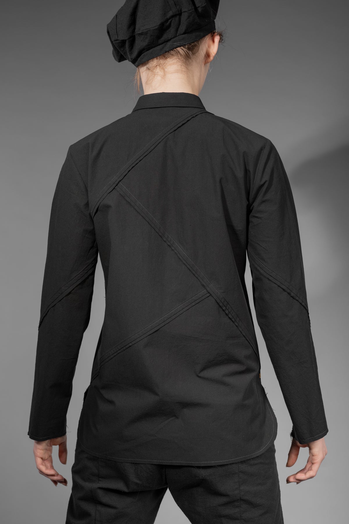 eigensinnig wien | Chomsky | Extravagante, schwarze Hemdbluse für Damen aus japanischer Baumwolle