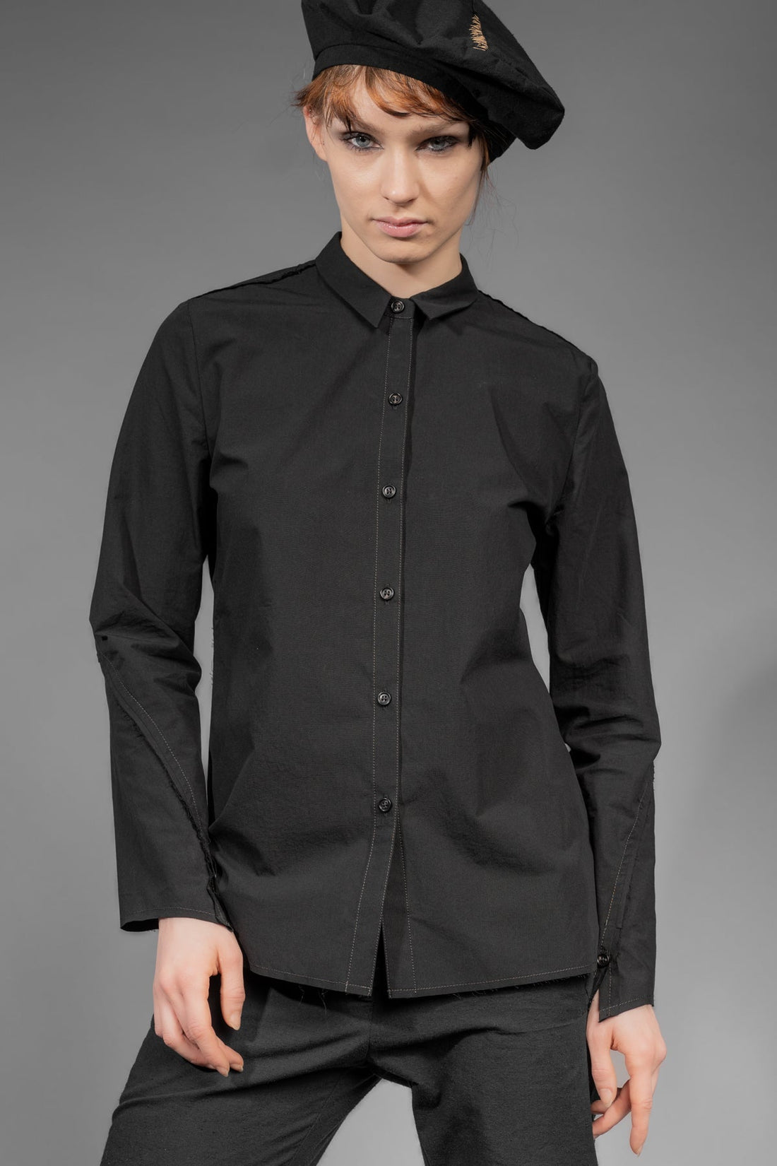 eigensinnig wien | Chomsky | Extravagante, schwarze Hemdbluse für Damen aus japanischer Baumwolle