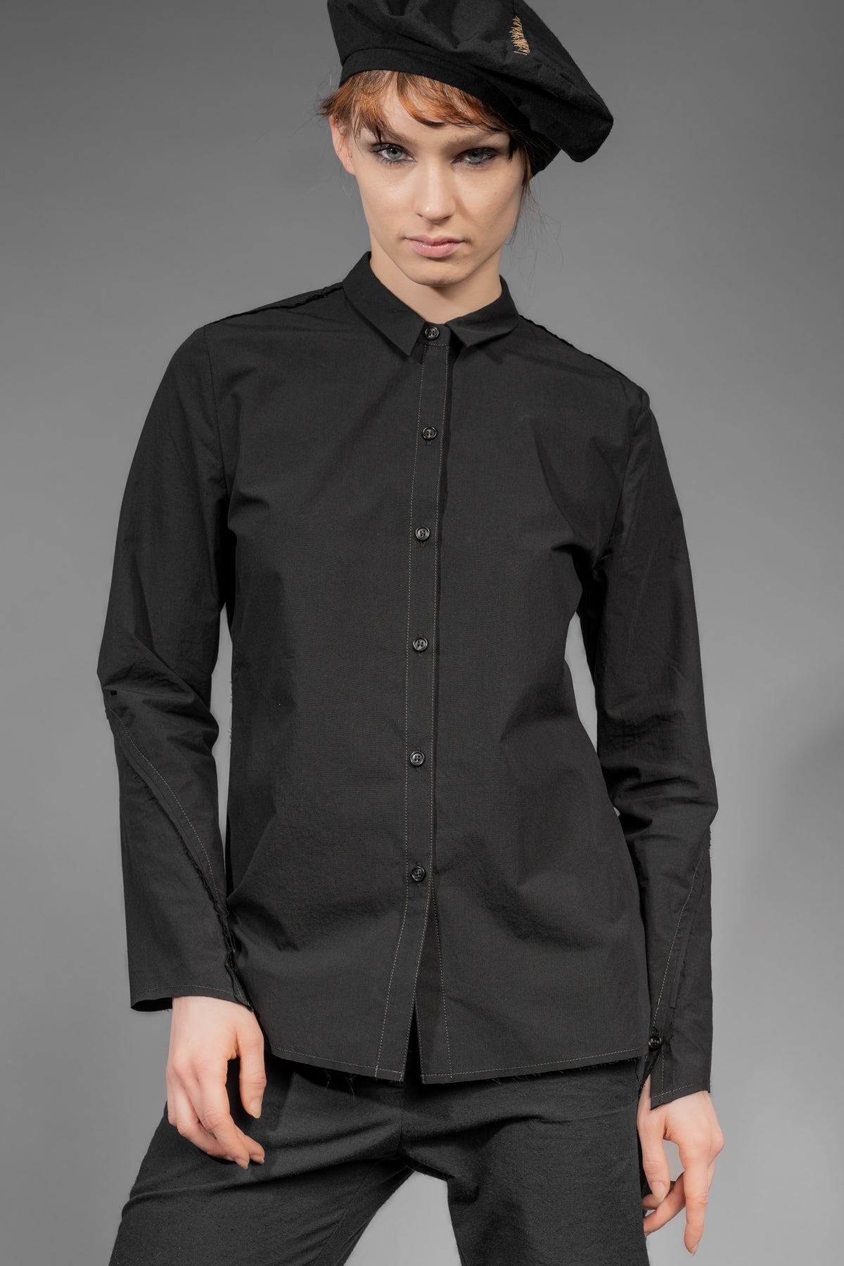 eigensinnig wien | Chomsky | Extravagante, schwarze Hemdbluse für Damen aus japanischer Baumwolle