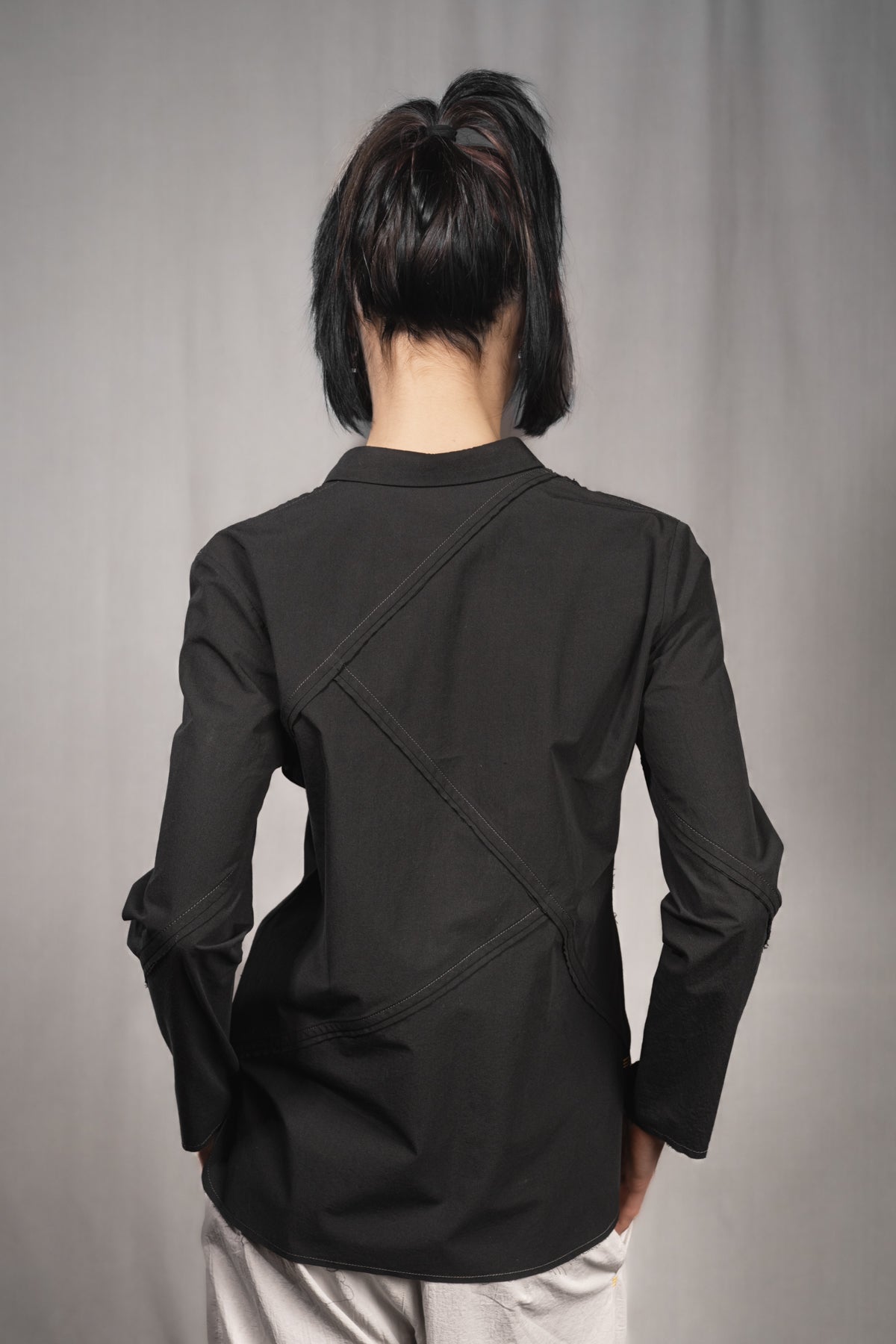 eigensinnig wien | Chomsky | Extravagante, schwarze Hemdbluse für Damen aus japanischer Baumwolle