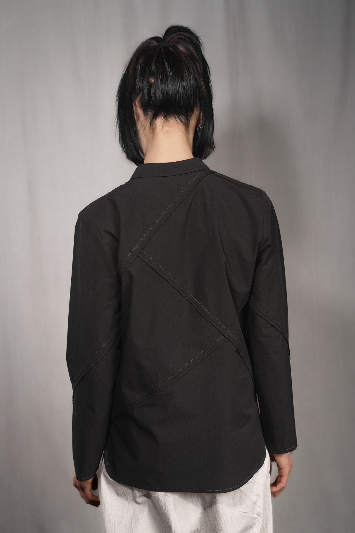 eigensinnig wien | Chomsky | Extravagante, schwarze Hemdbluse für Damen aus japanischer Baumwolle