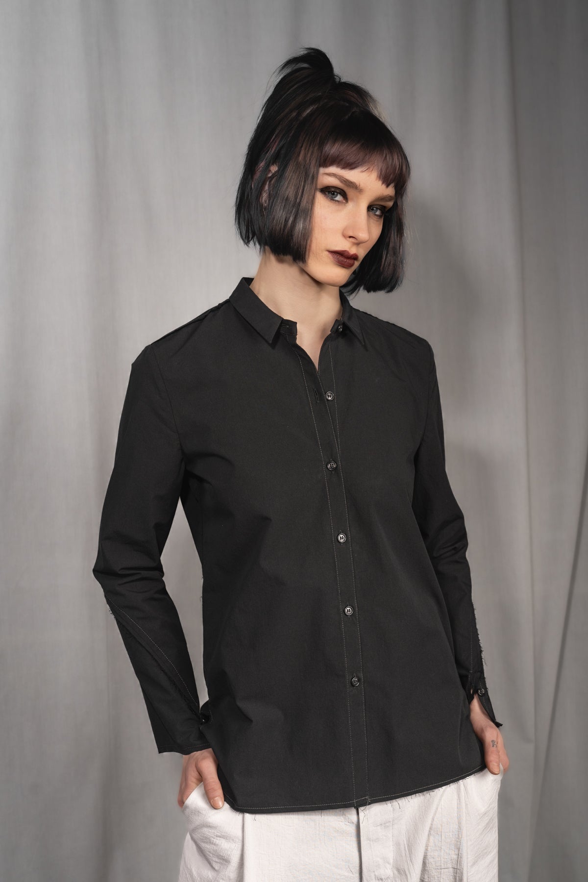 eigensinnig wien | Chomsky | Extravagante, schwarze Hemdbluse für Damen aus japanischer Baumwolle