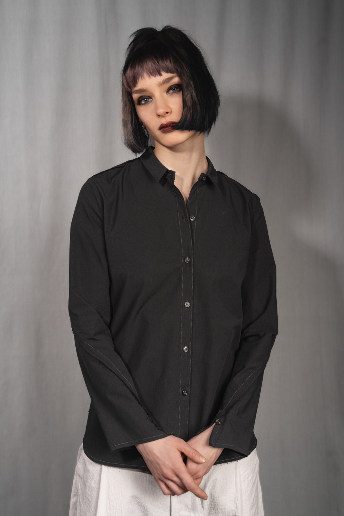 eigensinnig wien | Chomsky | Extravagante, schwarze Hemdbluse für Damen aus japanischer Baumwolle