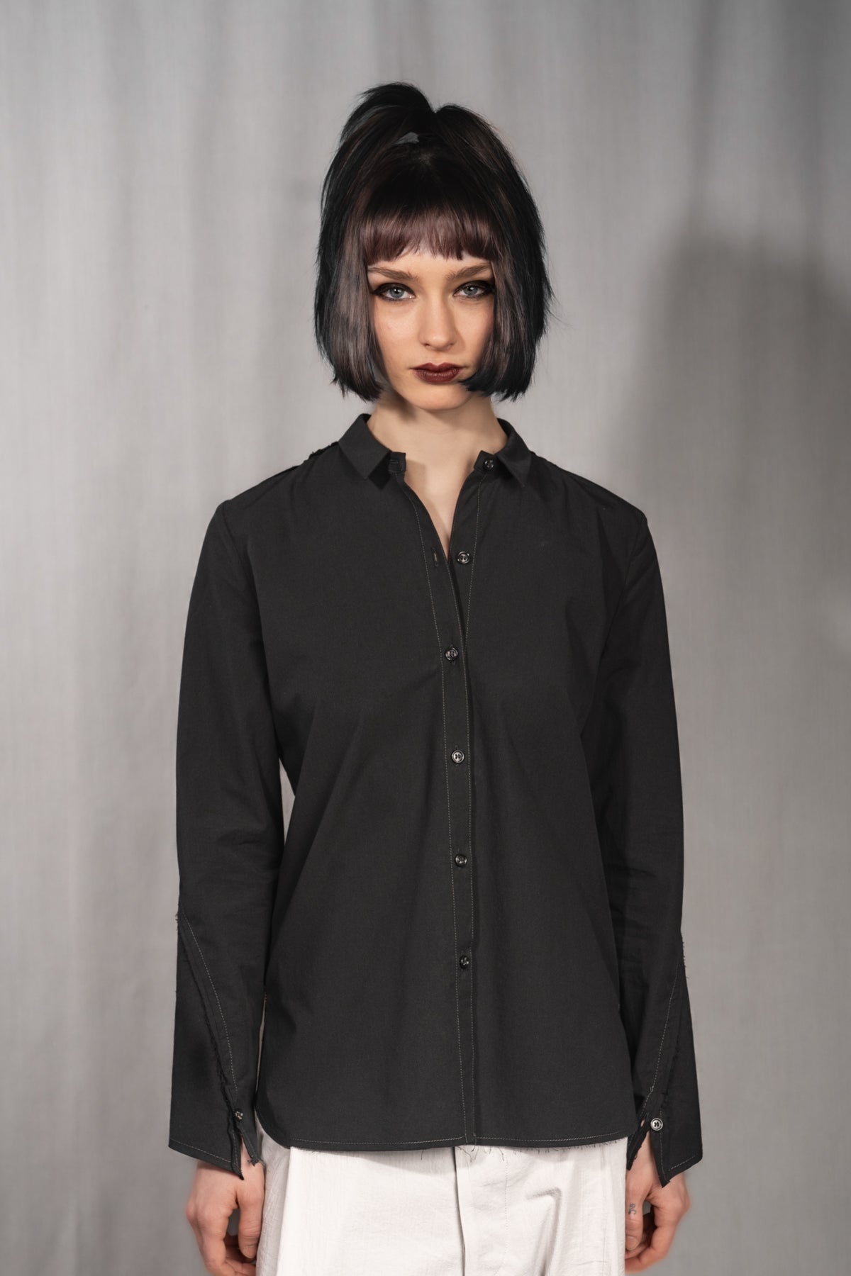 eigensinnig wien | Chomsky | Extravagante, schwarze Hemdbluse für Damen aus japanischer Baumwolle