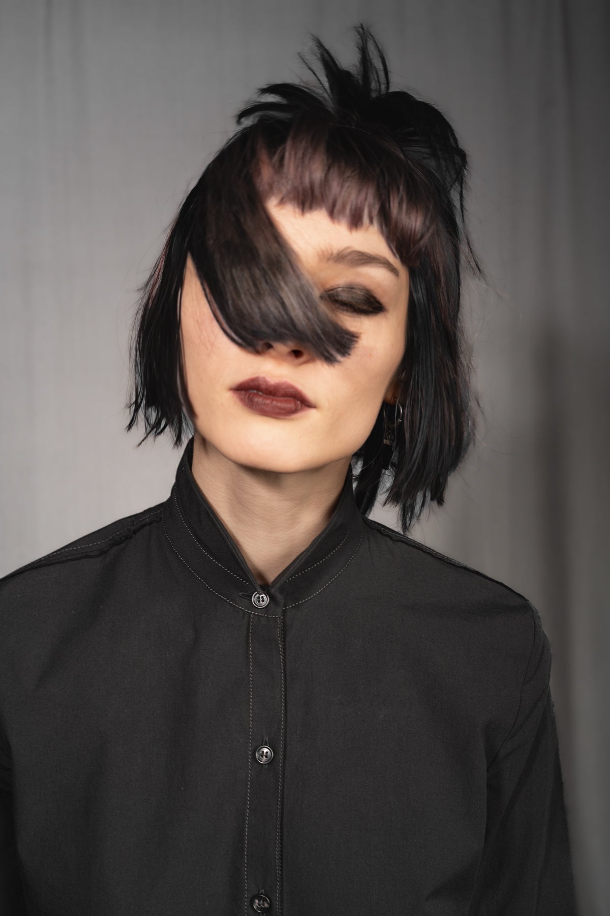 eigensinnig wien | Chomsky | Extravagante, schwarze Hemdbluse für Damen aus japanischer Baumwolle