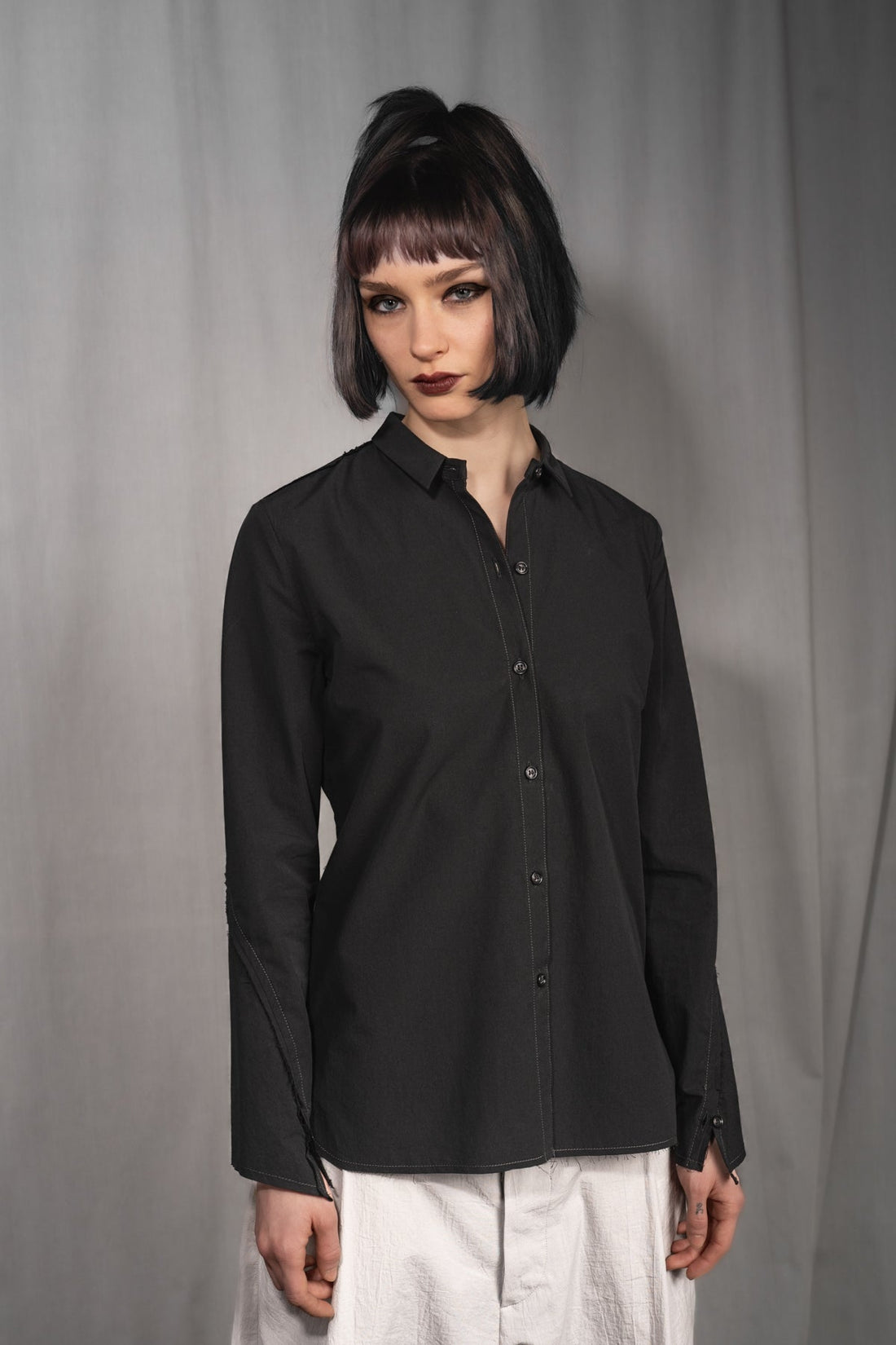 eigensinnig wien | Chomsky | Extravagante, schwarze Hemdbluse für Damen aus japanischer Baumwolle