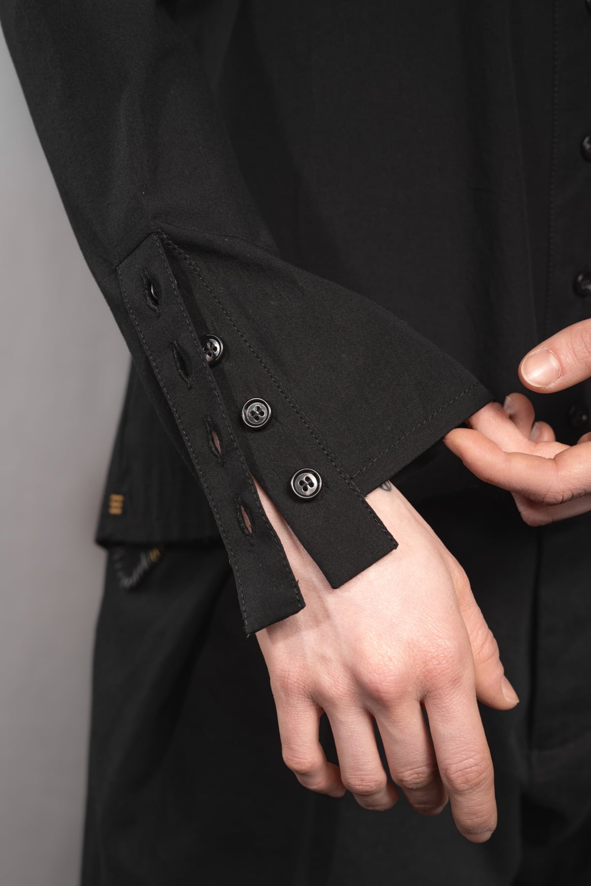 eigensinnig wien | Concrete Heart | Extravagante, schwarze Hemdbluse ohne Kragen für Damen aus japanischer Baumwolle