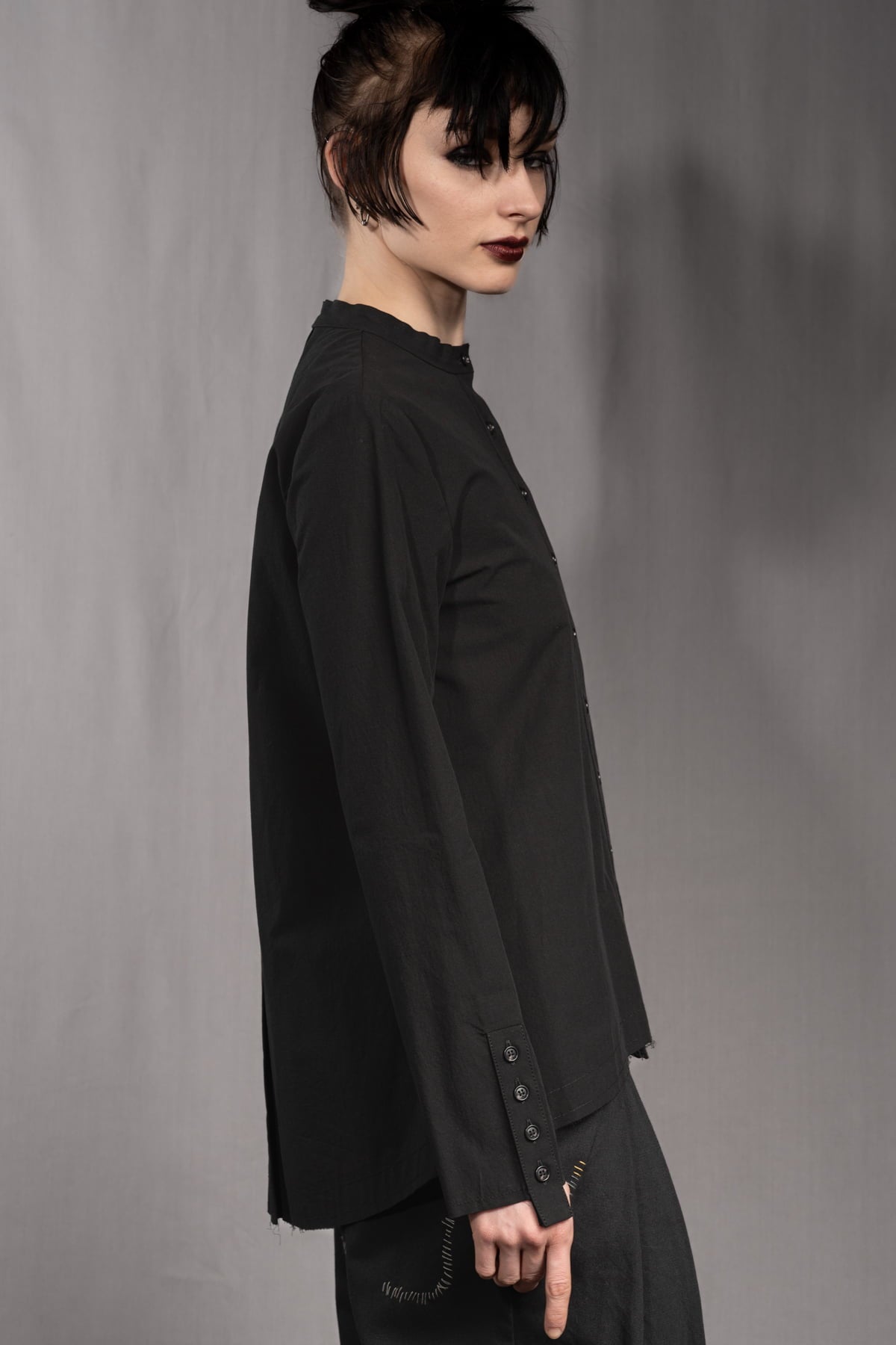 eigensinnig wien | Concrete Heart | Extravagante, schwarze Hemdbluse ohne Kragen für Damen aus japanischer Baumwolle