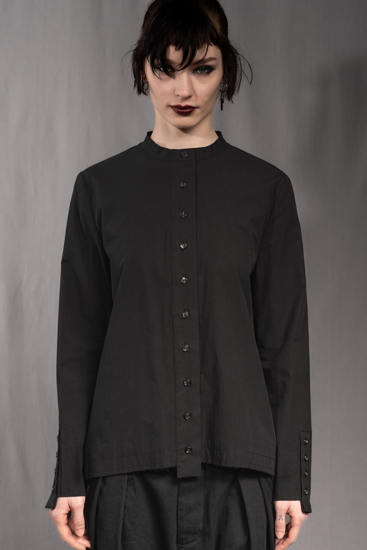 eigensinnig wien | Concrete Heart | Extravagante, schwarze Hemdbluse ohne Kragen für Damen aus japanischer Baumwolle