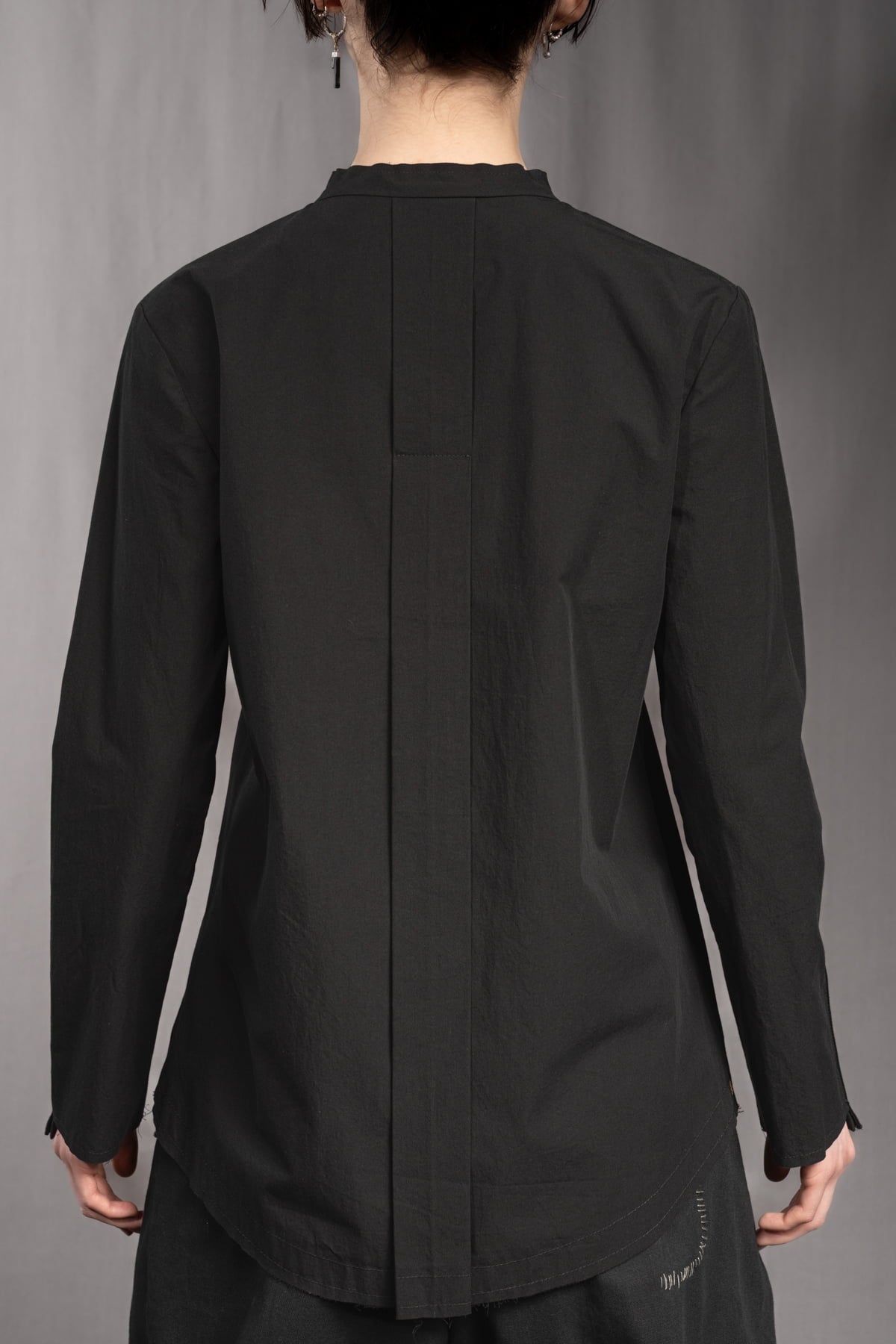 eigensinnig wien | Concrete Heart | Extravagante, schwarze Hemdbluse ohne Kragen für Damen aus japanischer Baumwolle