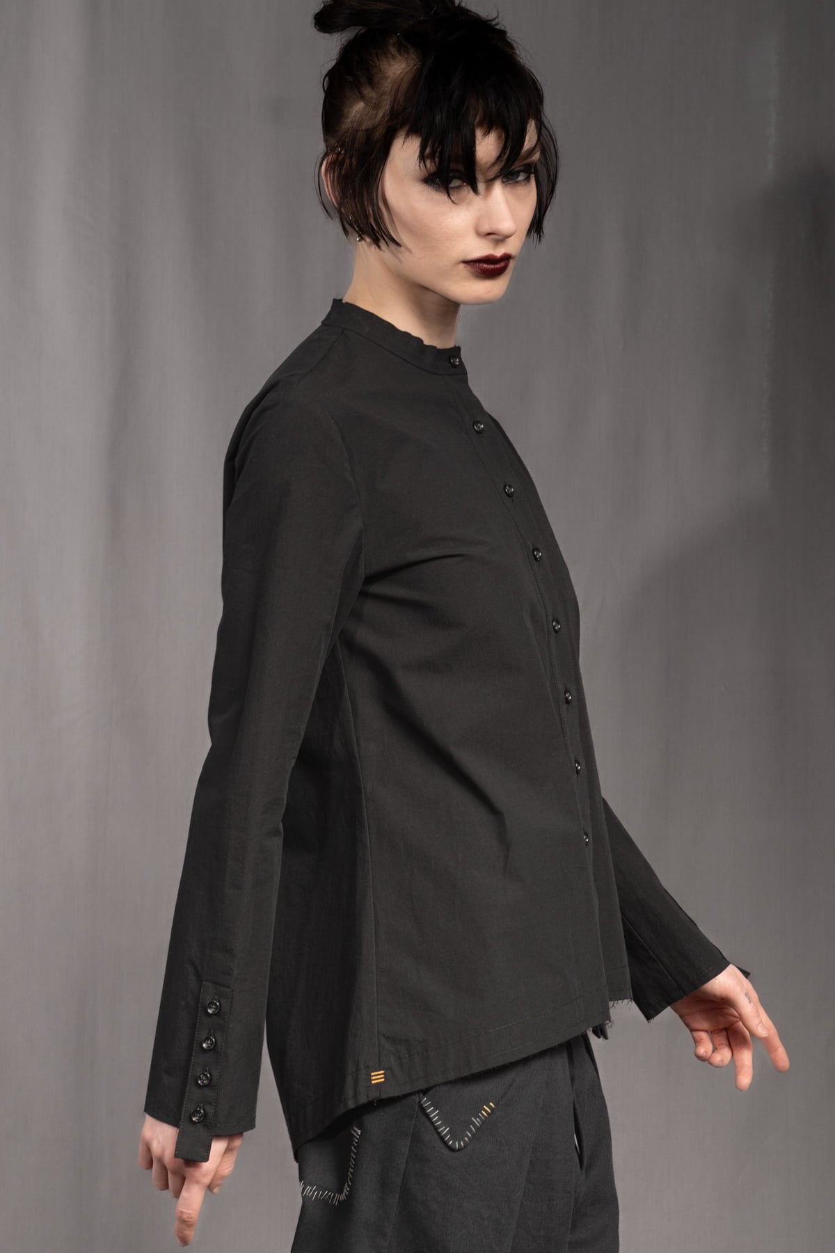 eigensinnig wien | Concrete Heart | Extravagante, schwarze Hemdbluse ohne Kragen für Damen aus japanischer Baumwolle