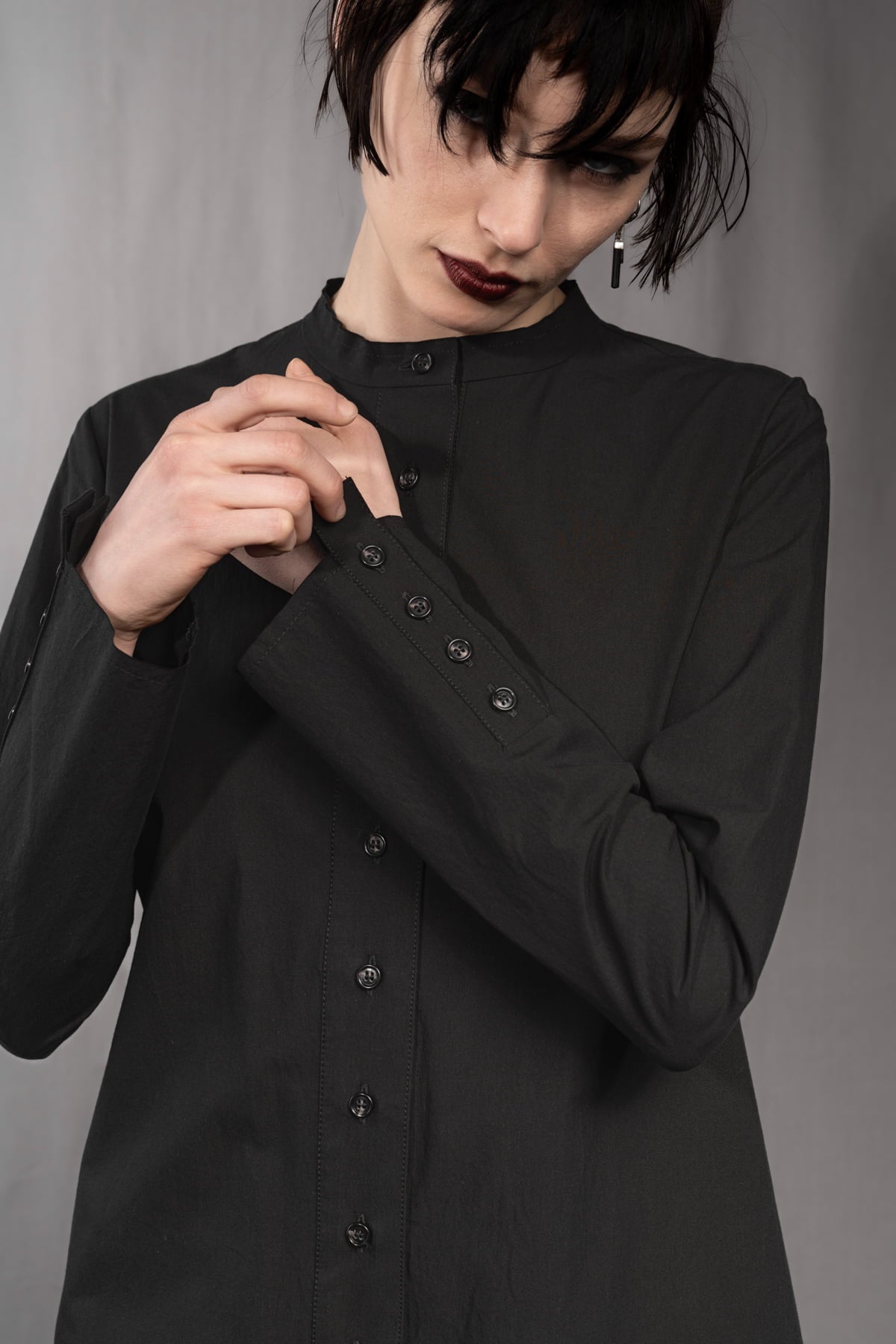 eigensinnig wien | Concrete Heart | Extravagante, schwarze Hemdbluse ohne Kragen für Damen aus japanischer Baumwolle