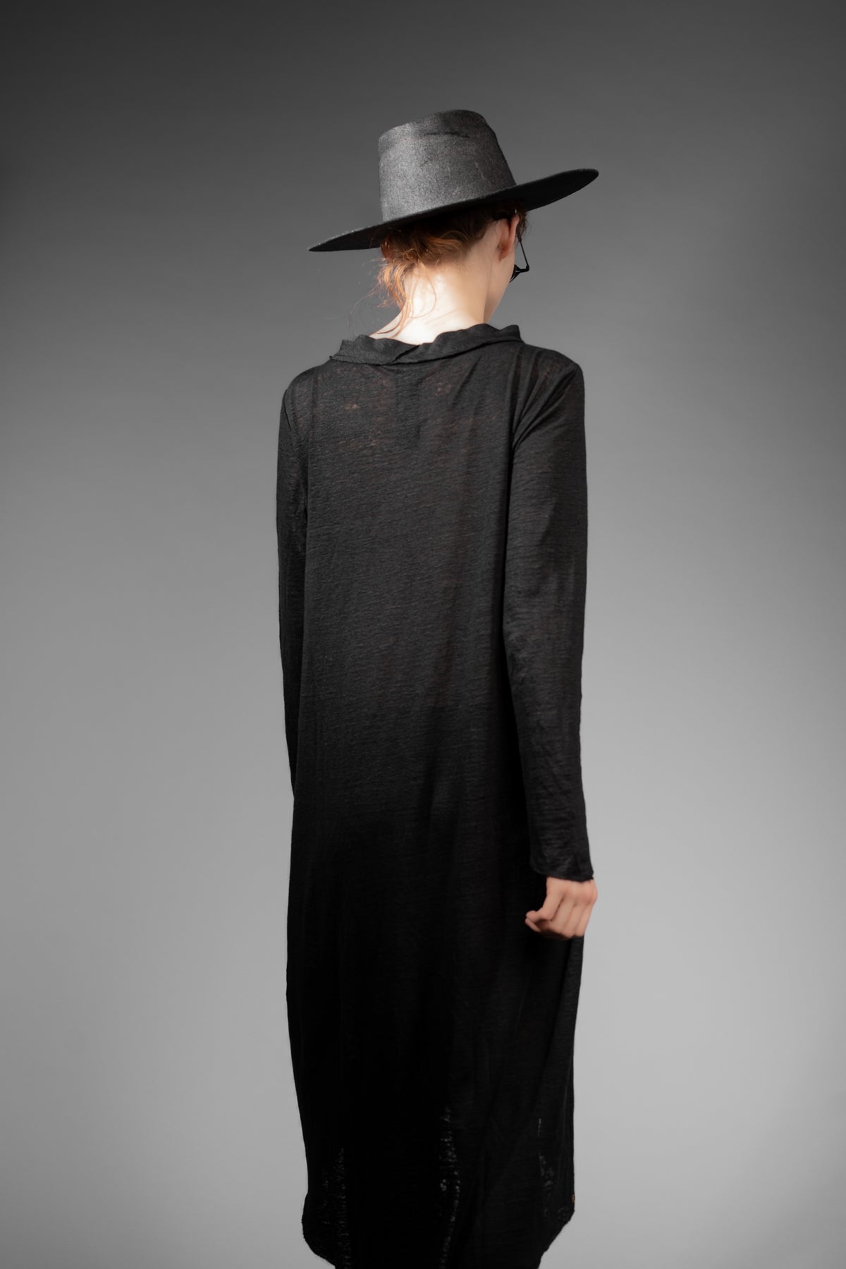eigensinnig wien | Davis | Exklusives, schwarzes Designer Leinenkleid aus Feinstrick