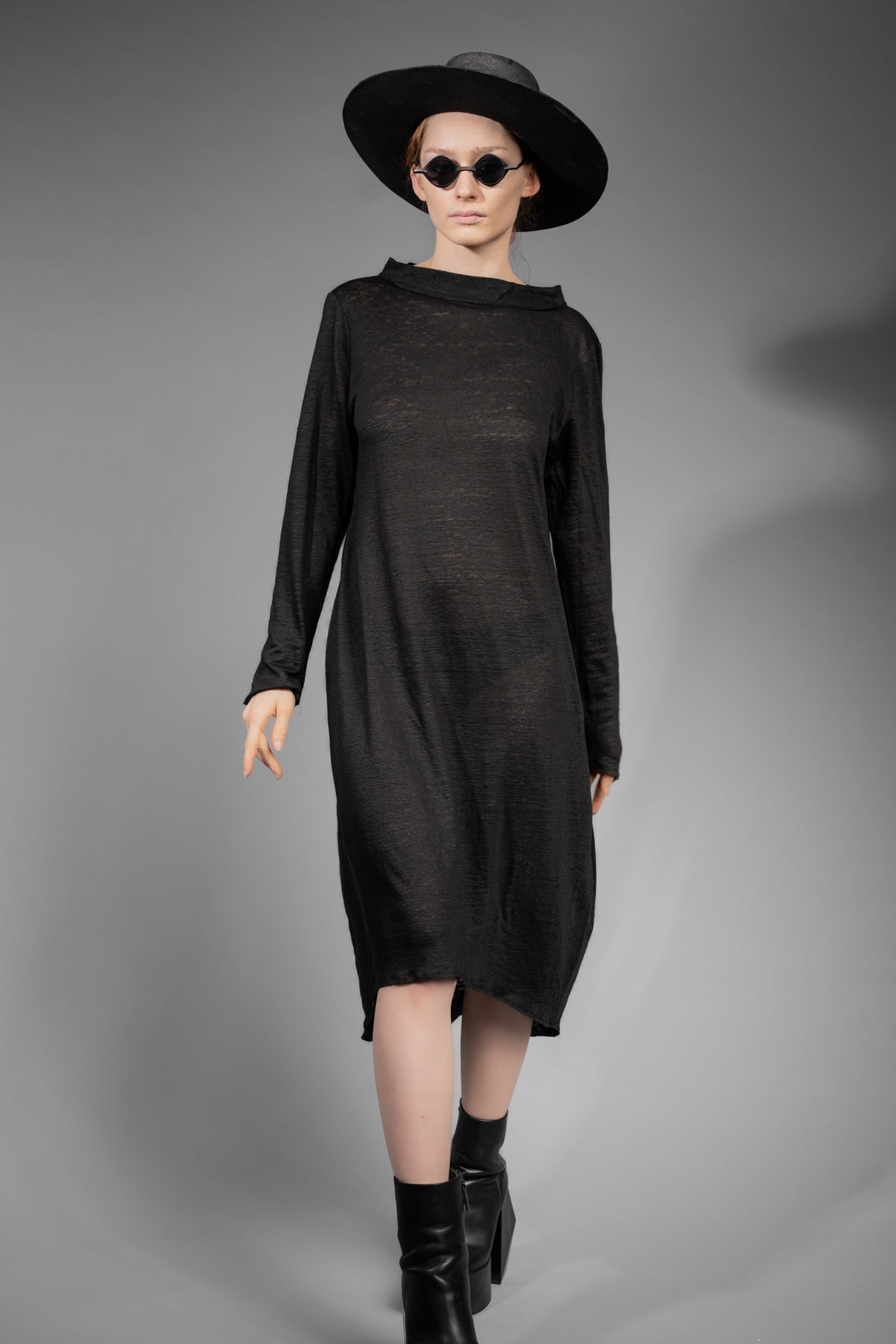 eigensinnig wien | Davis | Exklusives, schwarzes Designer Leinenkleid aus Feinstrick