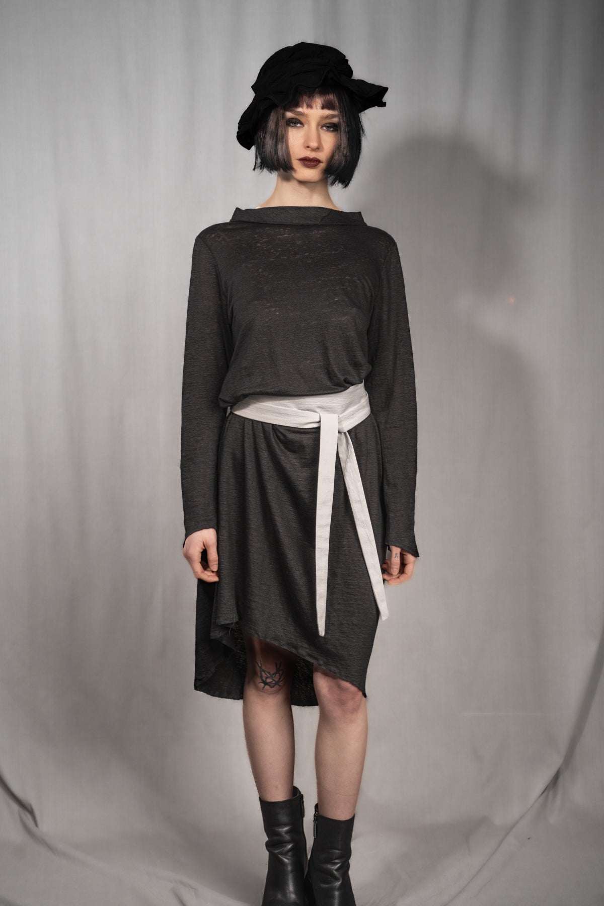 eigensinnig wien | Davis | Exklusives, schwarzes Designer Leinenkleid aus Feinstrick