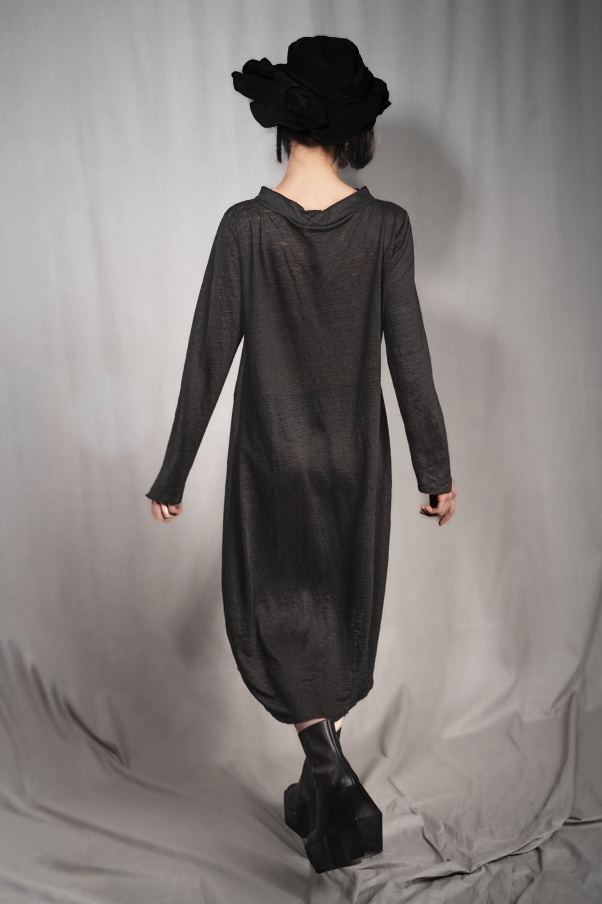 eigensinnig wien | Davis | Exklusives, schwarzes Designer Leinenkleid aus Feinstrick