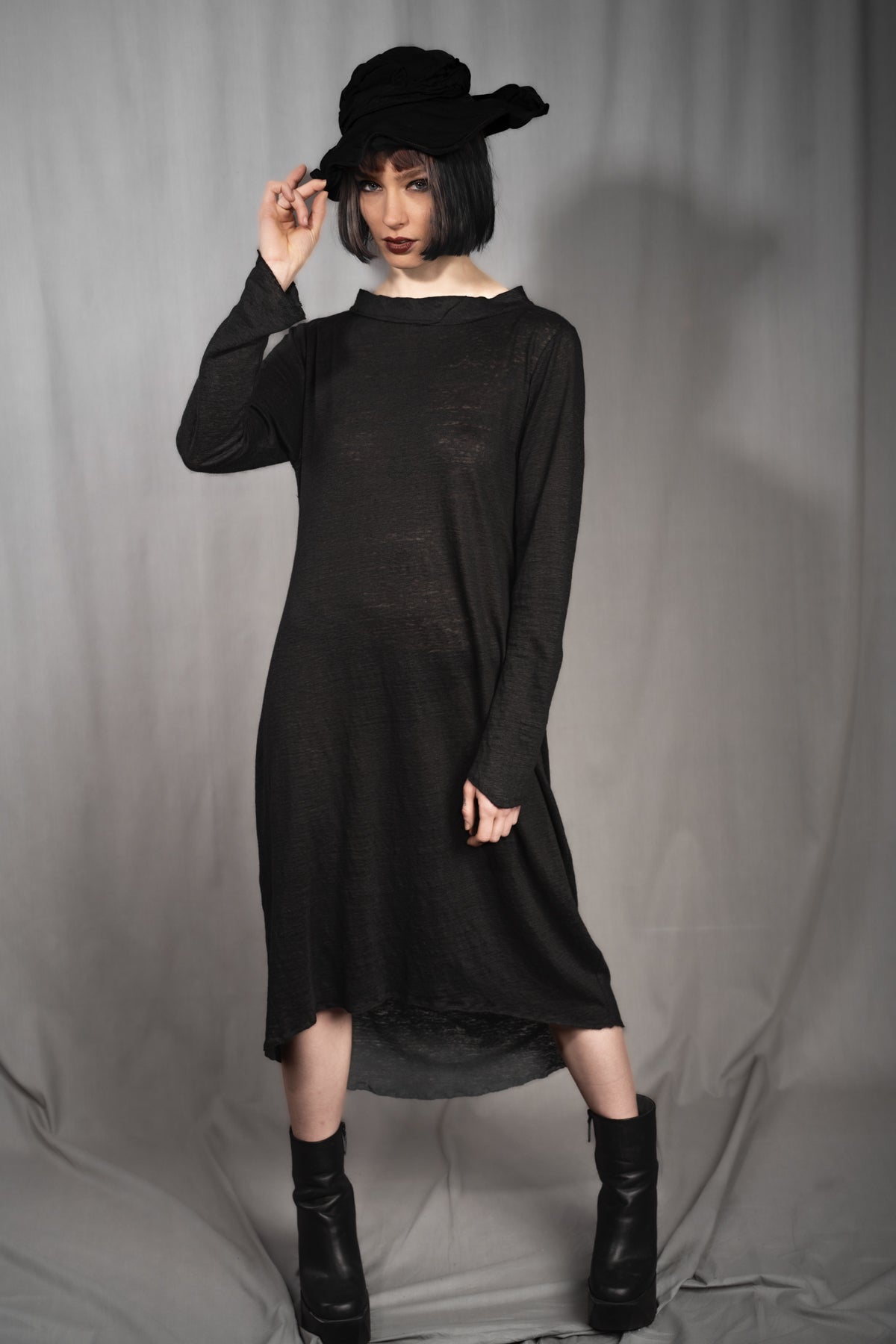 eigensinnig wien | Davis | Exklusives, schwarzes Designer Leinenkleid aus Feinstrick