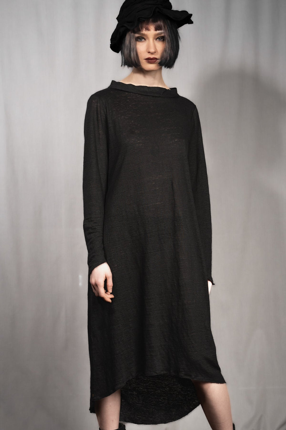 eigensinnig wien | Davis | Exklusives, schwarzes Designer Leinenkleid aus Feinstrick