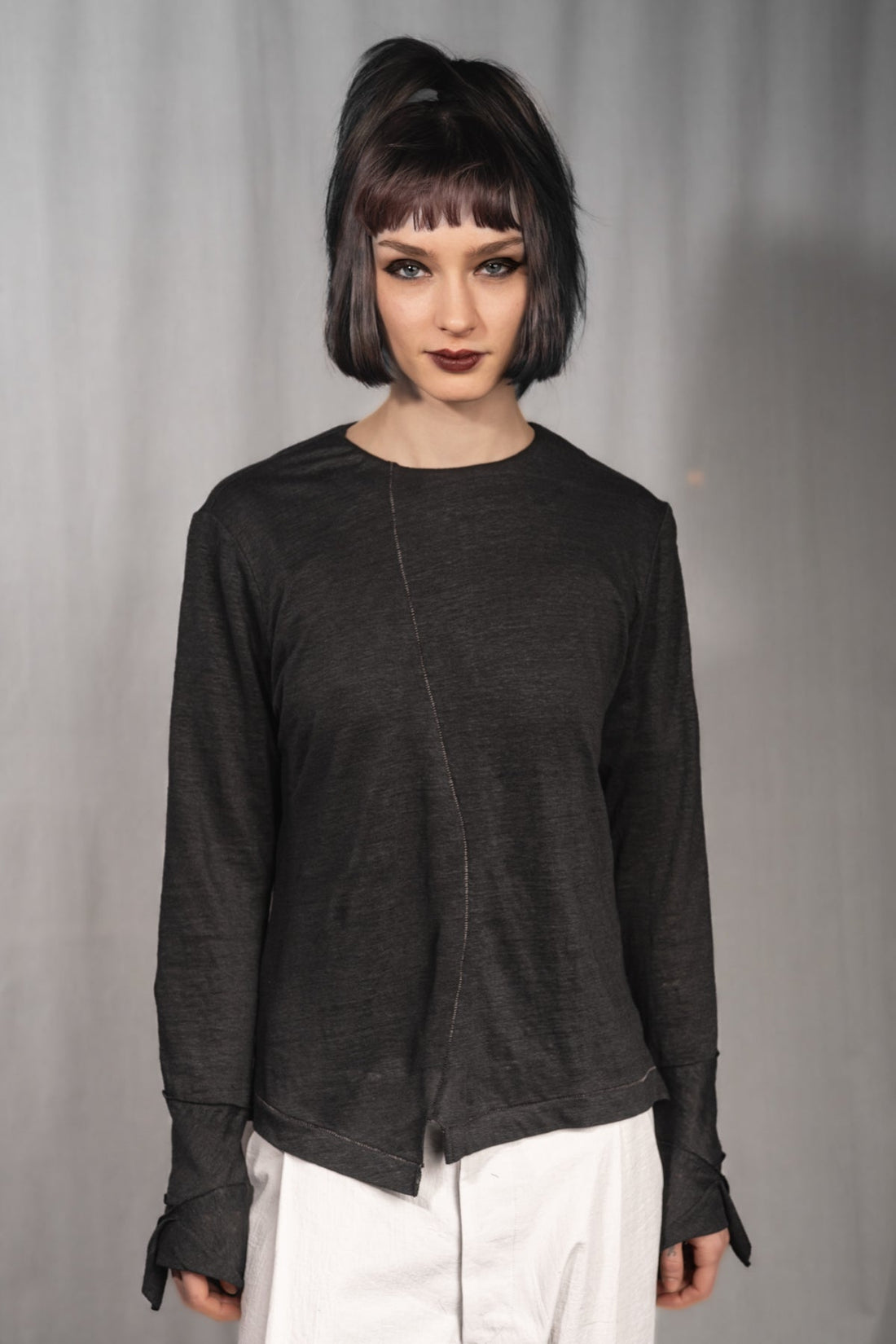 eigensinnig wien | Deitz | Außergewöhnlicher Designer Leinen Pullover für Damen in Schwarz