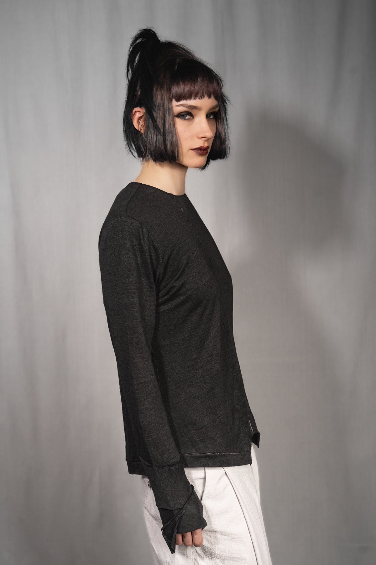 eigensinnig wien | Deitz | Außergewöhnlicher Designer Leinen Pullover für Damen in Schwarz