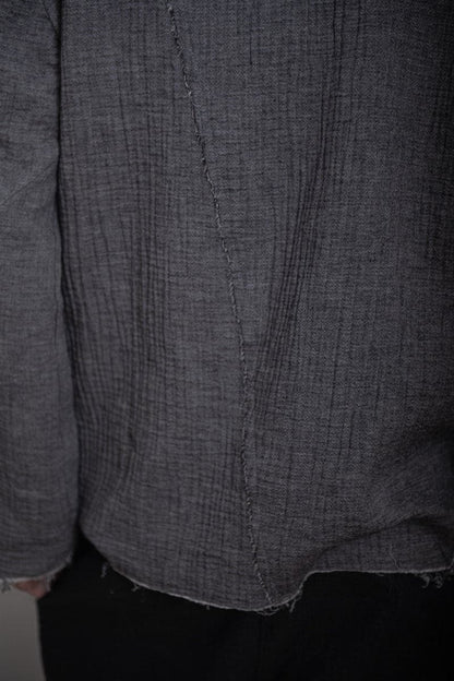 eigensinnig wien | Derrida | Außergewöhnlicher Herrenpullover mit asymmetrischem Kragen aus Baumwolle in grau