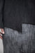 eigensinnig wien | Derrida | Außergewöhnlicher Herrenpullover mit asymmetrischem Kragen aus Wolle in dunkelgrau