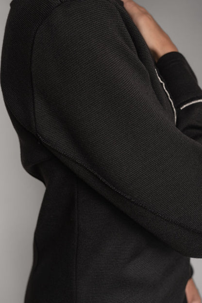 eigensinnig wien | Djadek | Extravaganter schwarzer Designer-Wollpullover mit avantgardistischer Silhouette