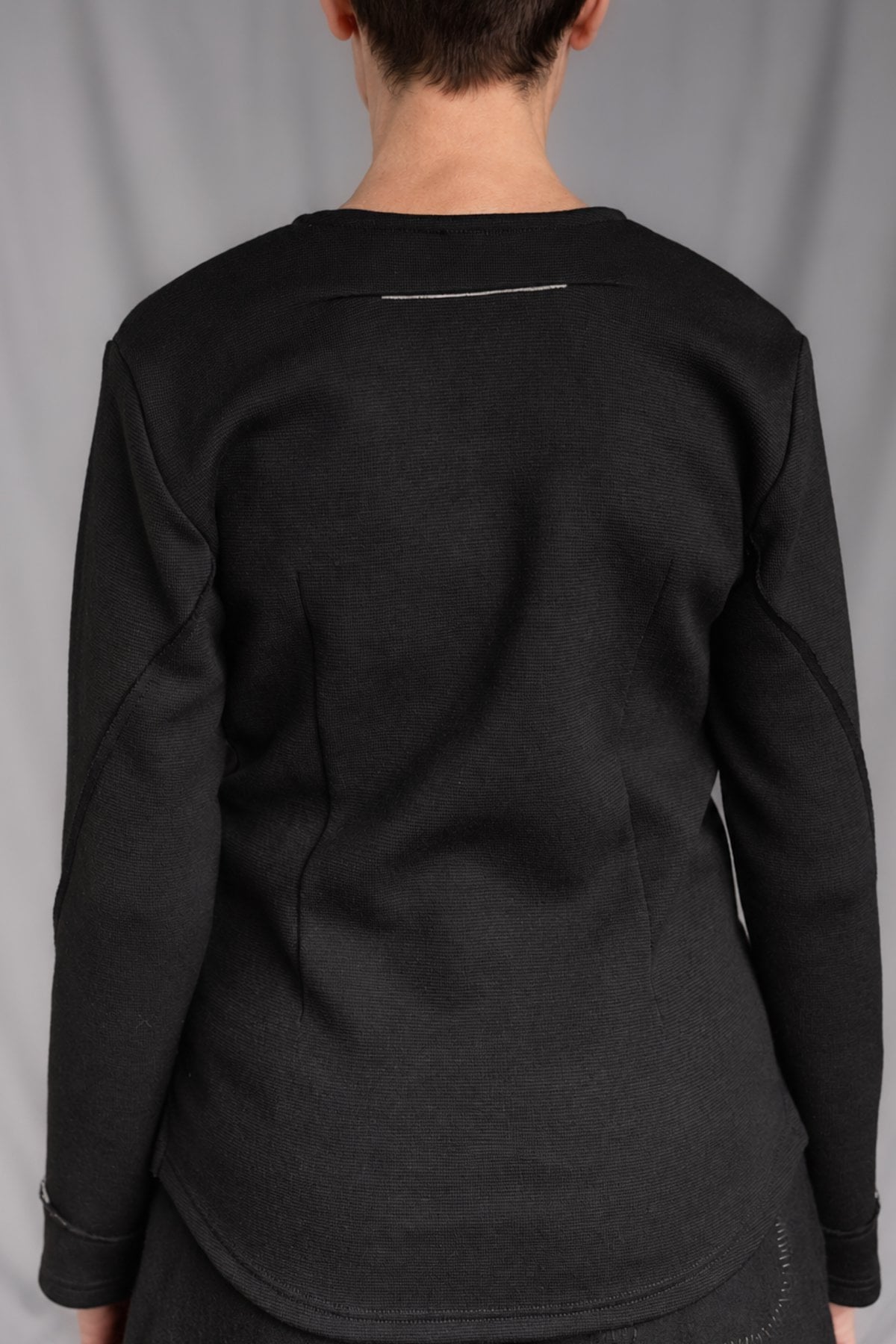 eigensinnig wien | Djadek | Extravaganter schwarzer Designer-Wollpullover mit avantgardistischer Silhouette