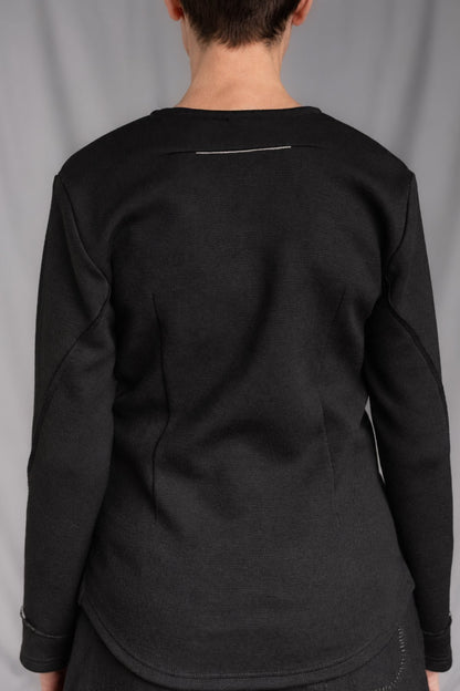 eigensinnig wien | Djadek | Extravaganter schwarzer Designer-Wollpullover mit avantgardistischer Silhouette