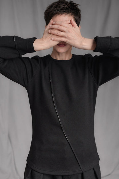 eigensinnig wien | Djadek | Extravaganter schwarzer Designer-Wollpullover mit avantgardistischer Silhouette