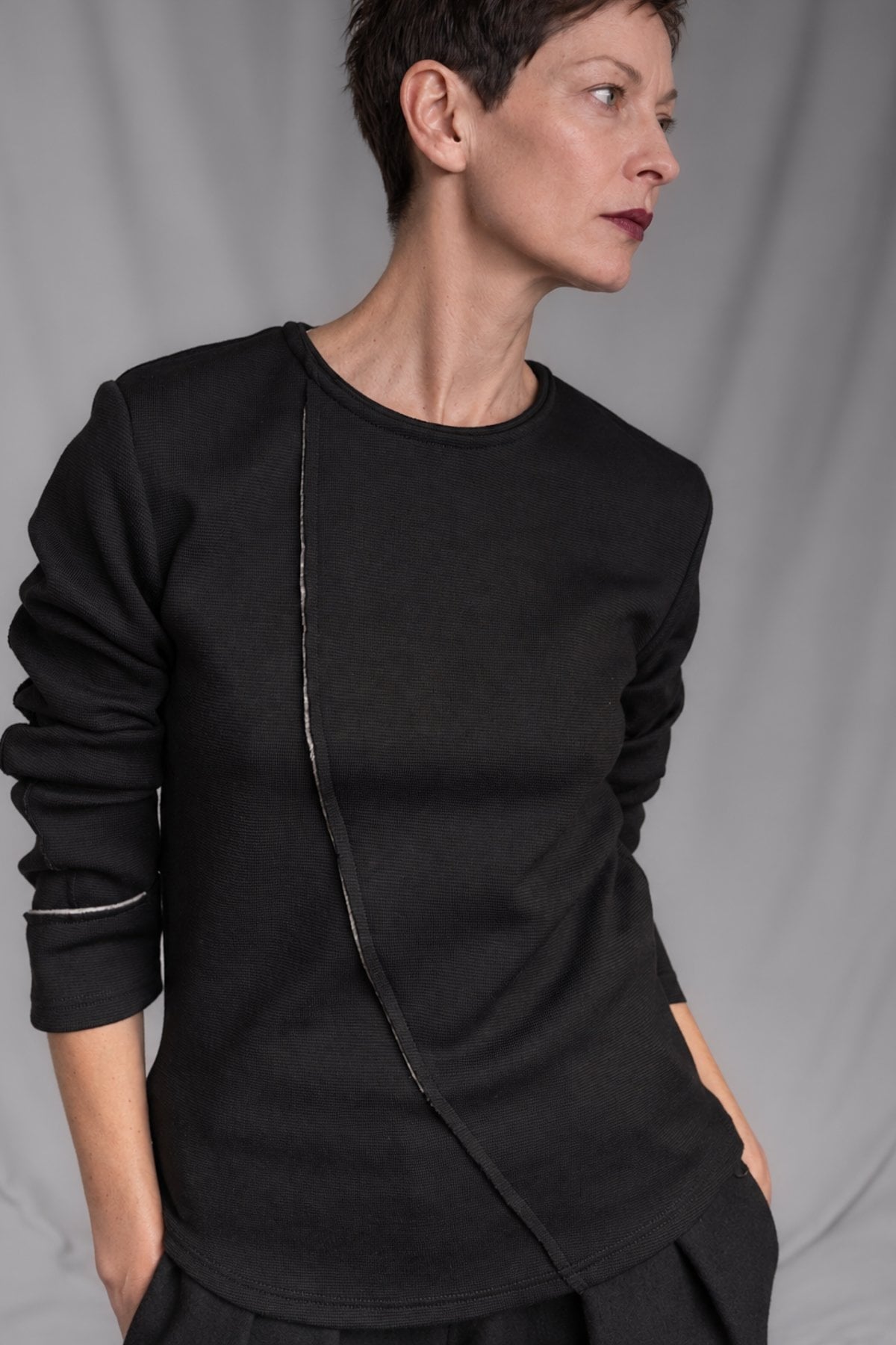 eigensinnig wien | Djadek | Extravaganter schwarzer Designer-Wollpullover mit avantgardistischer Silhouette