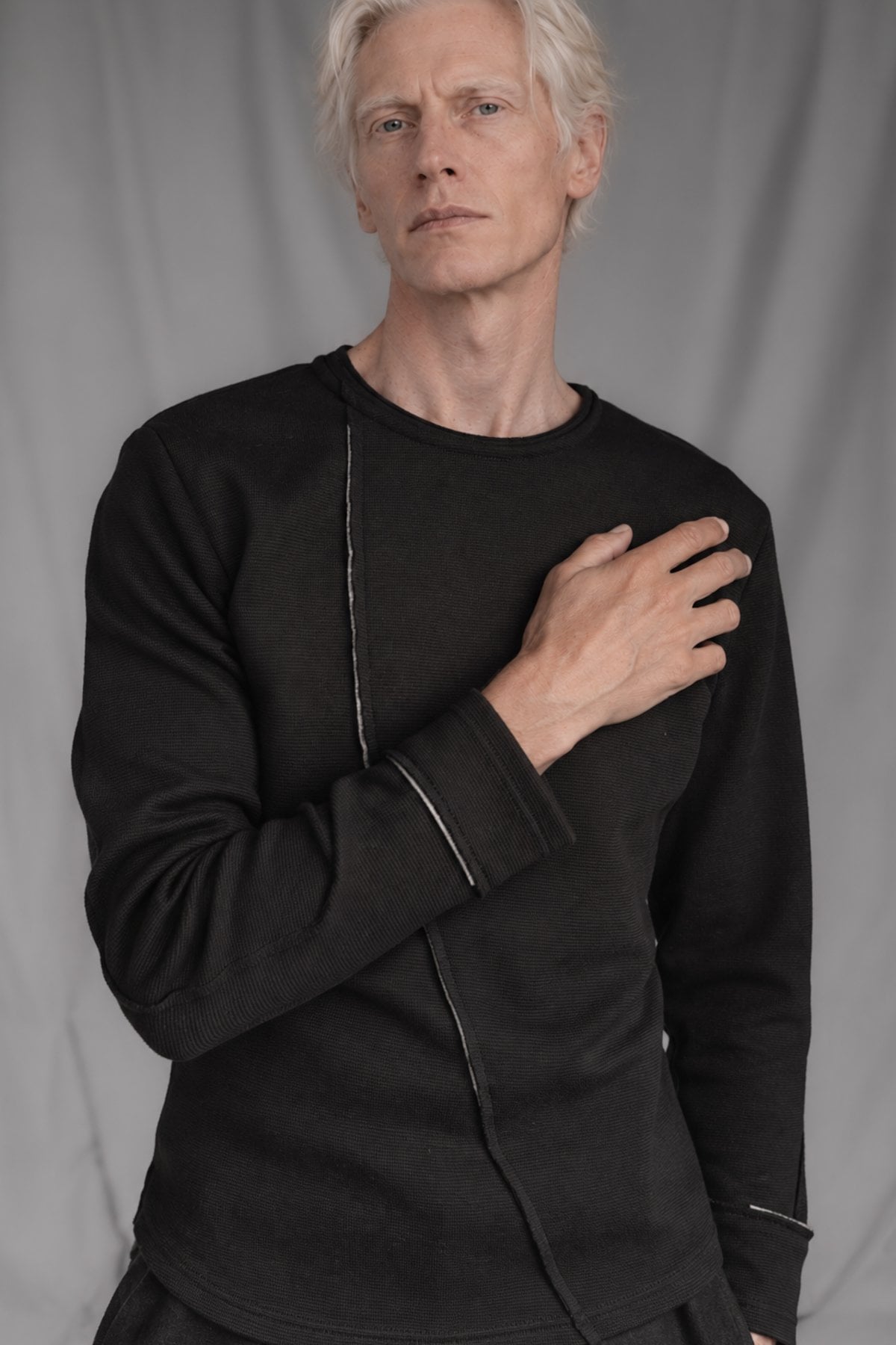 eigensinnig wien | Djadek | Extravaganter schwarzer Designer-Wollpullover mit avantgardistischer Silhouette