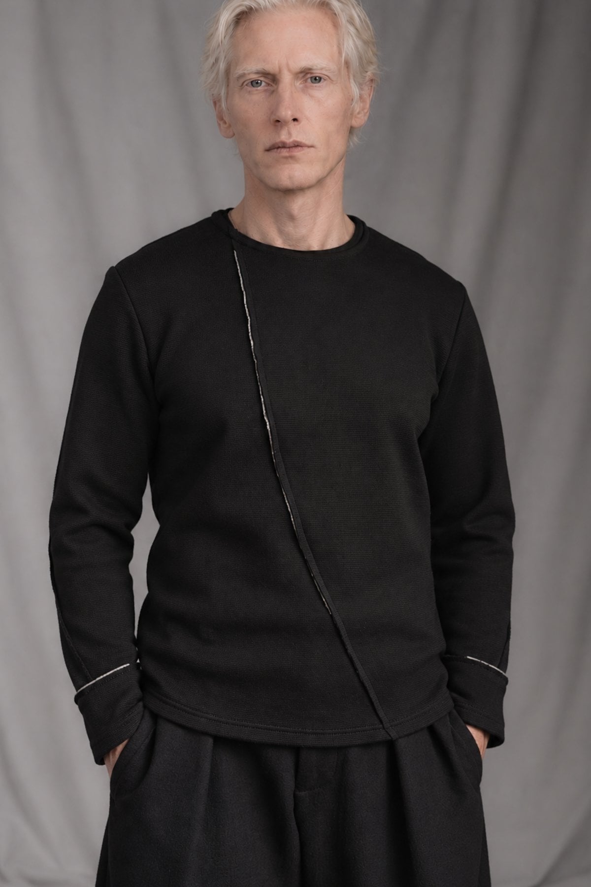 eigensinnig wien | Djadek | Extravaganter schwarzer Designer-Wollpullover mit avantgardistischer Silhouette